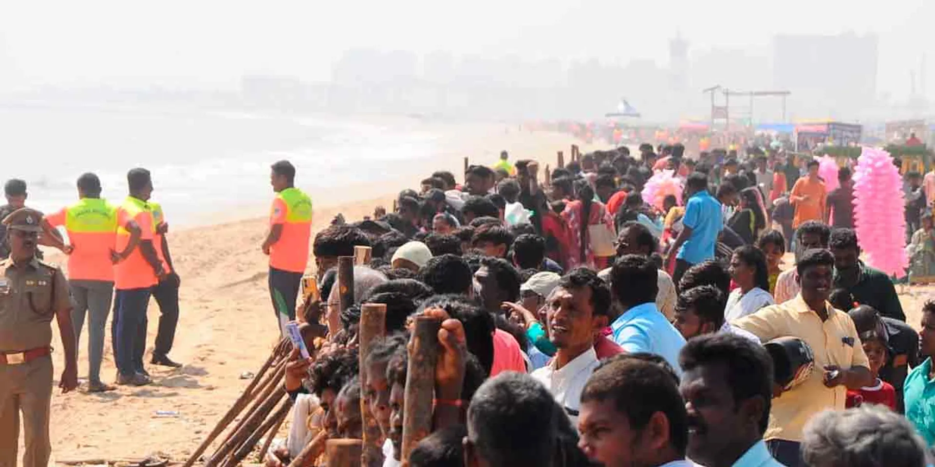 Crowds of people gathered at the pongal to see; Only allowed to admire the sea from a distance