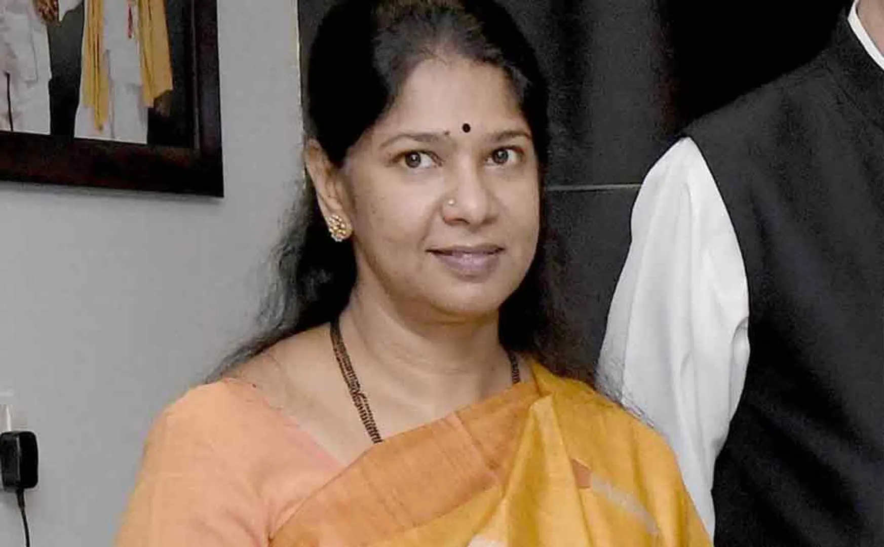 Kanimozhi gave books to the prisoners at book fair