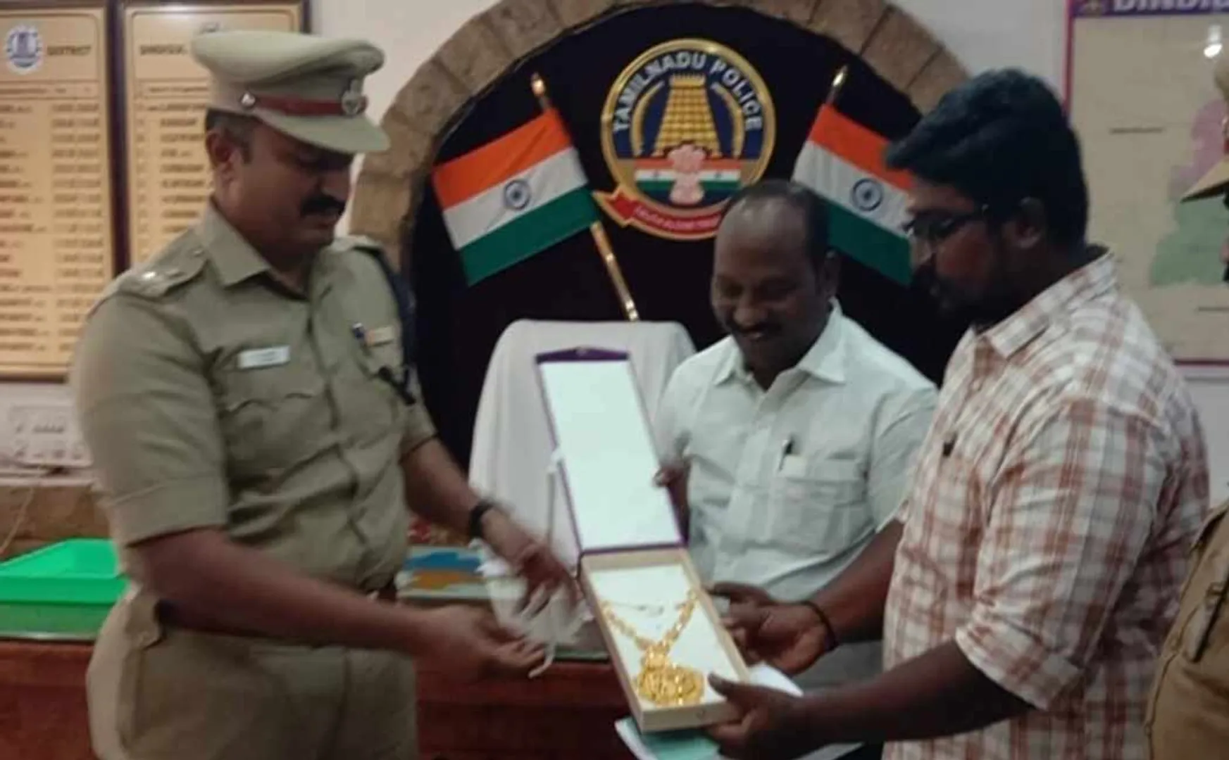 Tasmac employees handed over gold chain lying   road Dindigul police