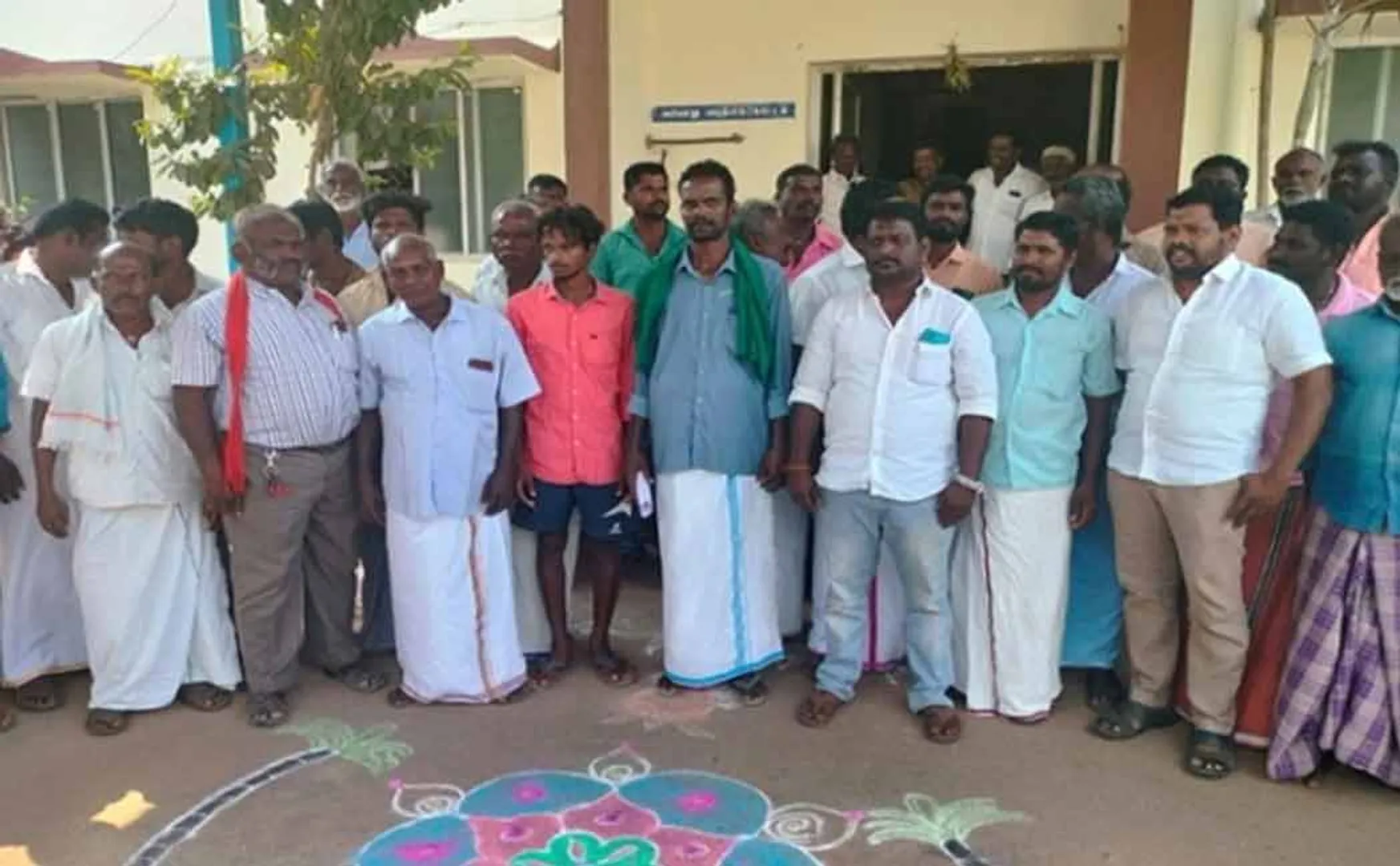 sand reach incident in trichy together farmers and labourers 