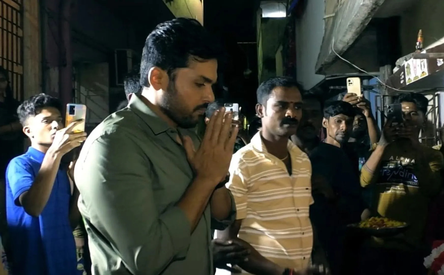  Karthi paid tribute to his fan 