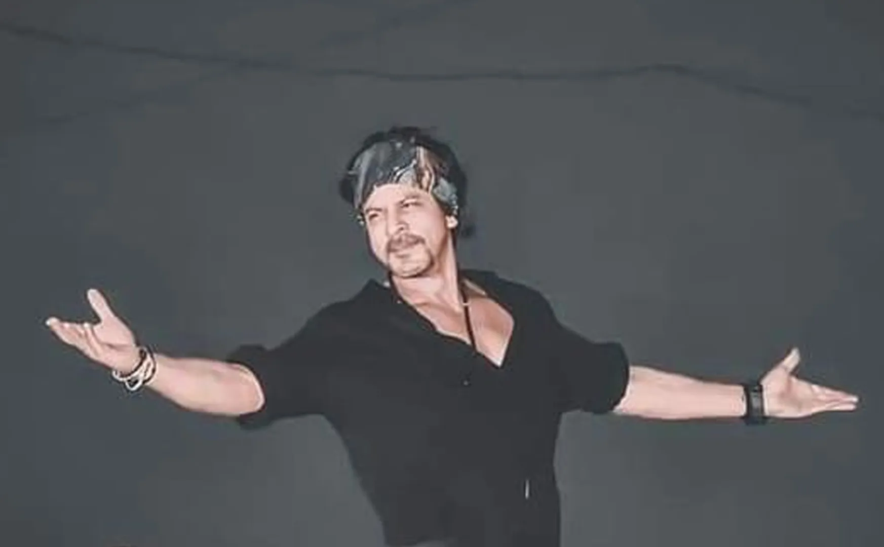 Shah Rukh Khan fans travel from Bangladesh to India to watch pathaan 