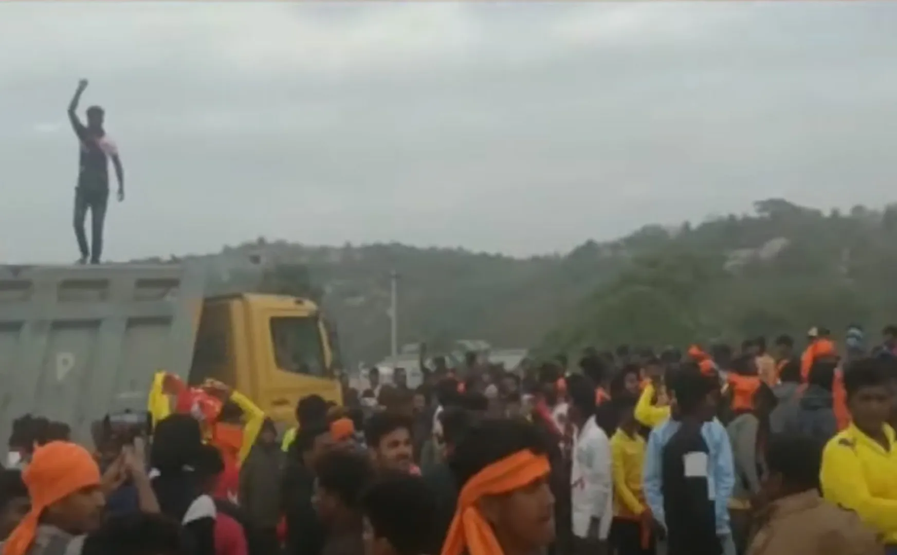 Youth road blockade  Hosur Gopasandra
