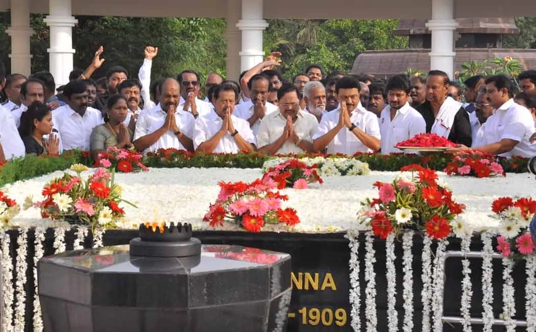 perarinar annadurai memorial day marina cm stalin participated 