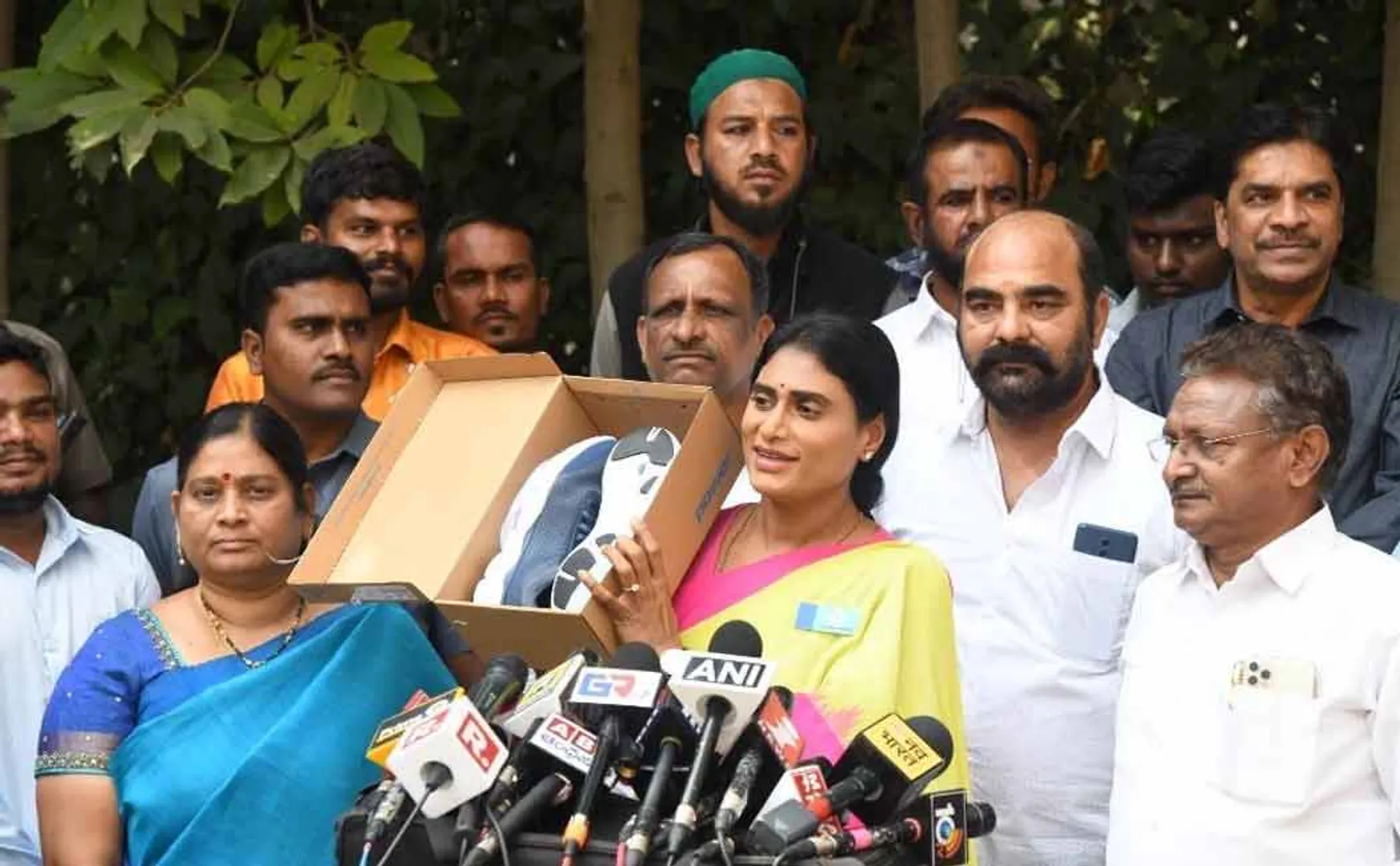 telangana cm versus anthra cm sister ys sharmila shoe issue 