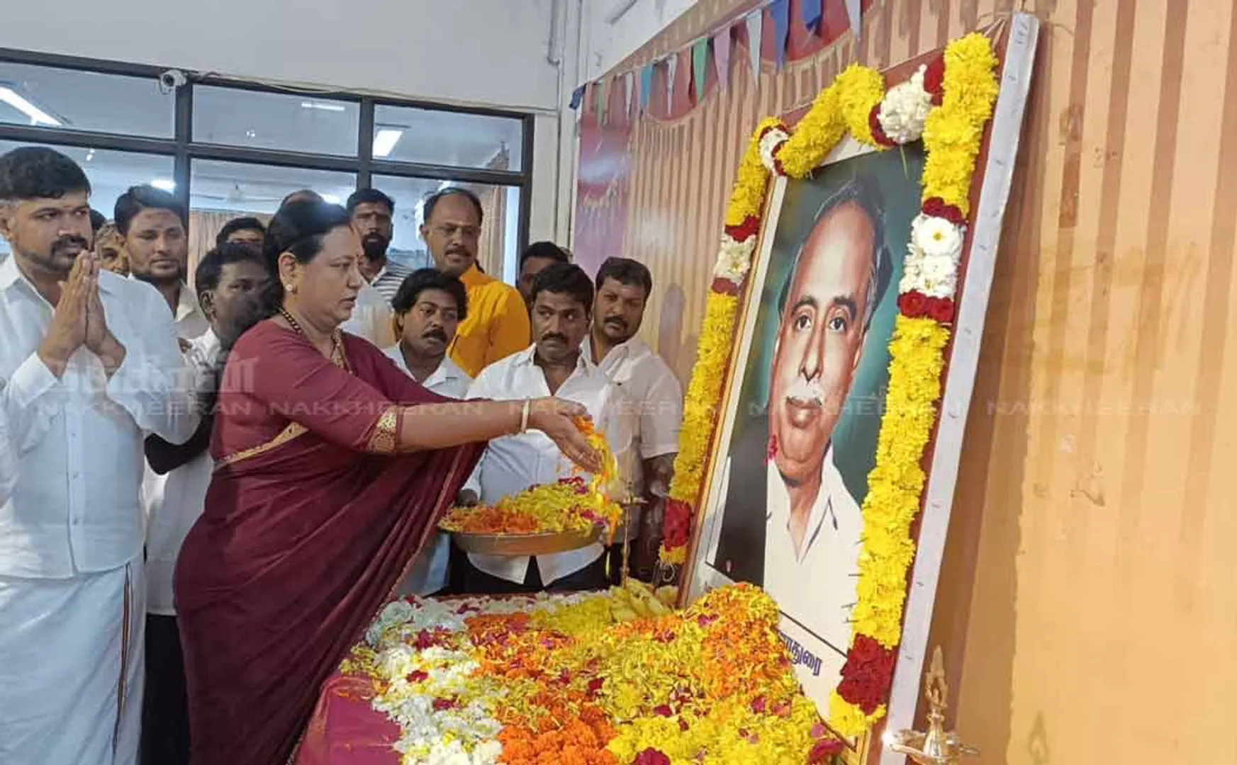 perarinar anna pay tribute by premalatha vijayakanth