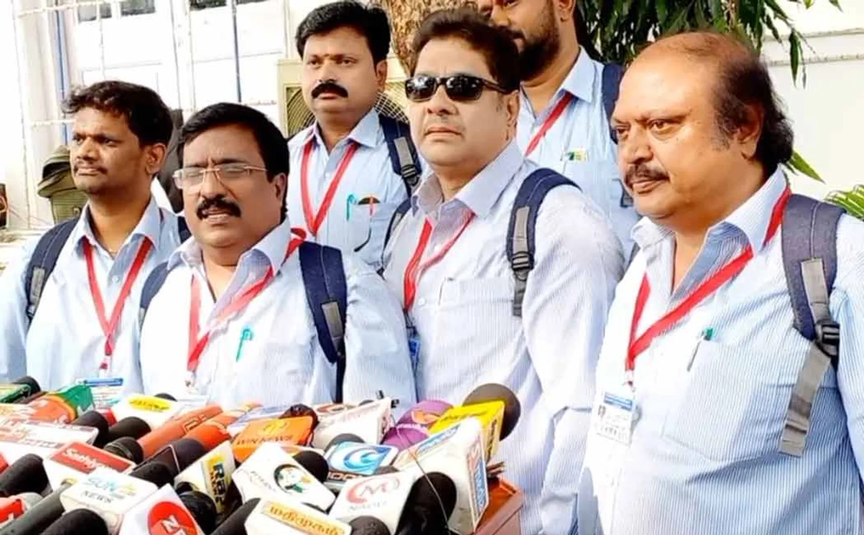 puducherry dmk mla came legislative assembly in school uniform