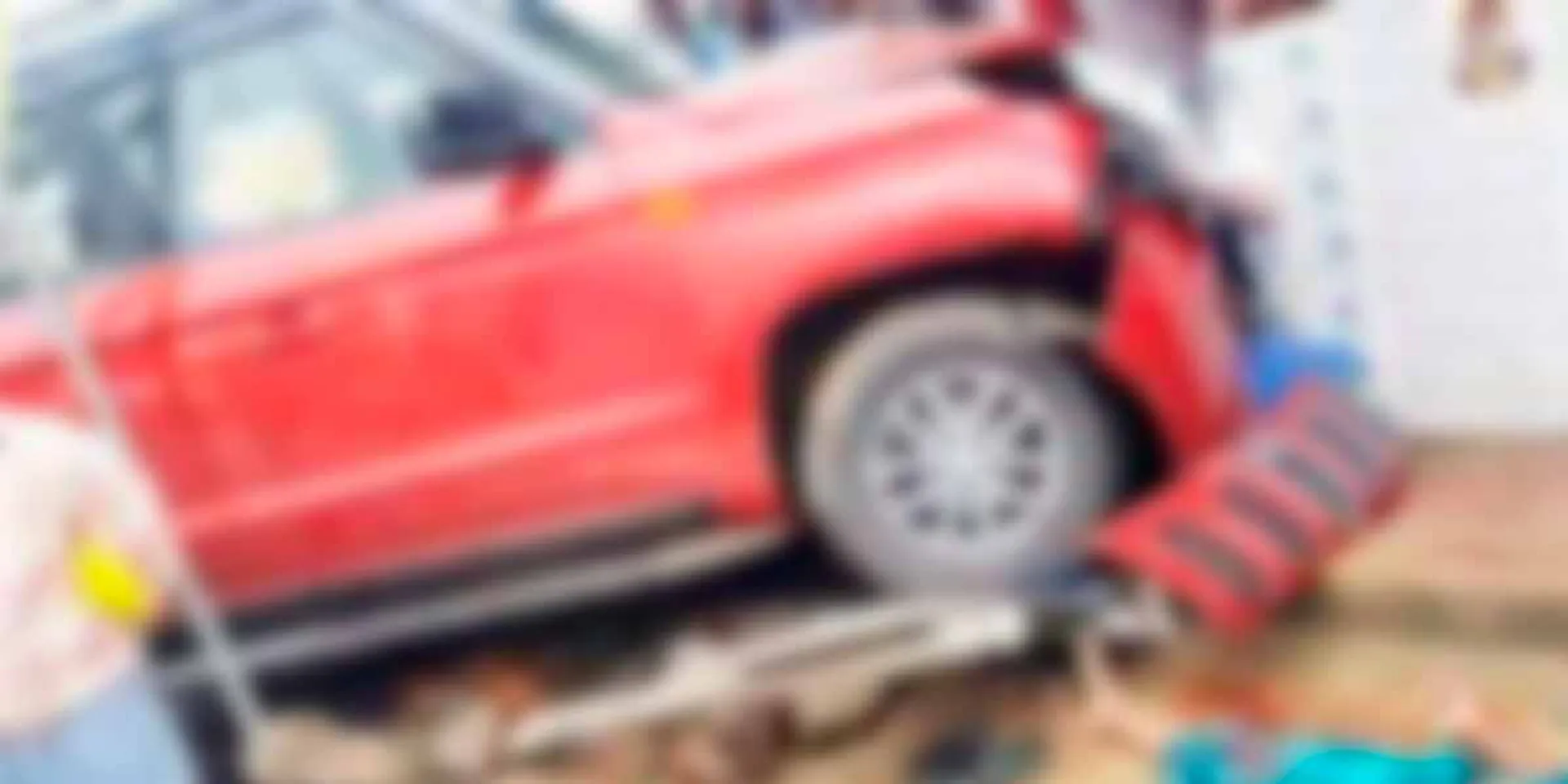 A car rammed into a tea shop;  old lady lost their live