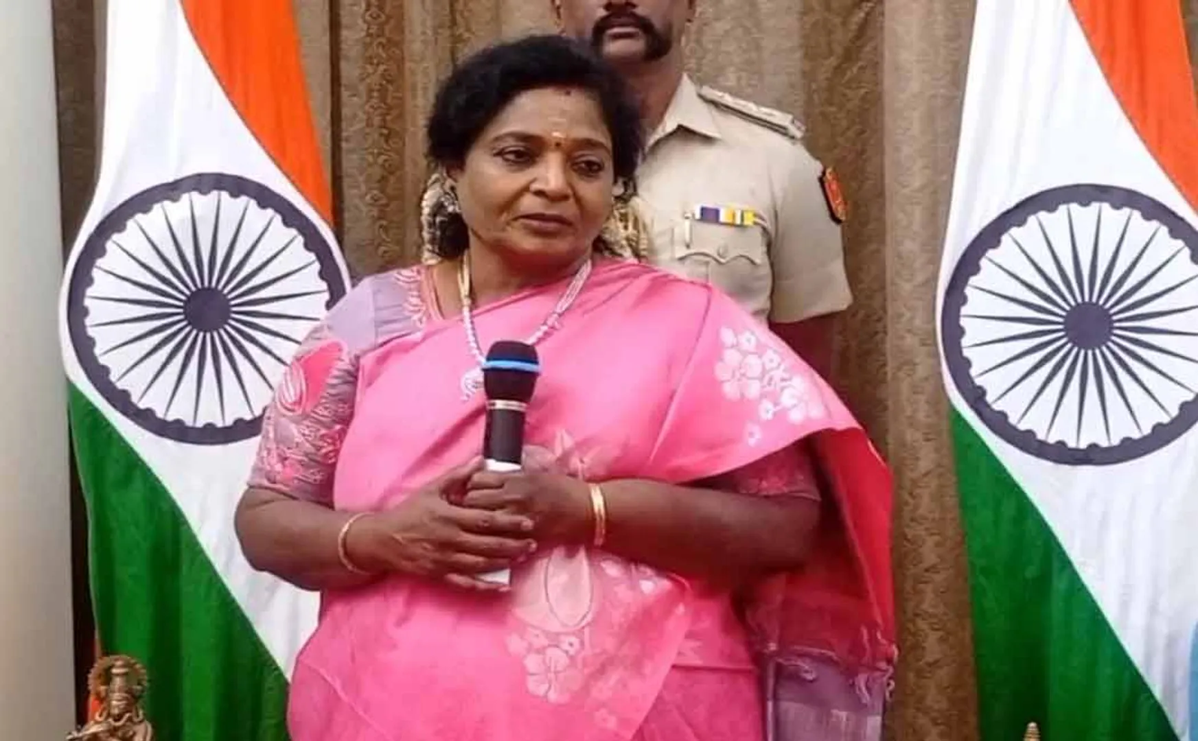 Unreal students in Delhi; Greet Governor Tamilisai in person