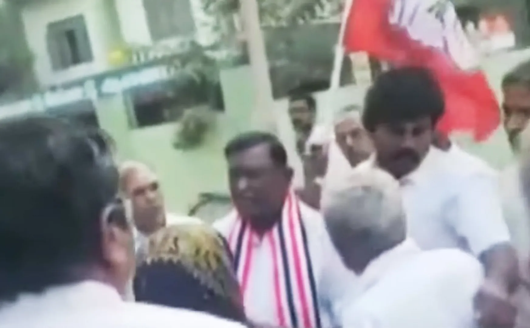 Erode Traders are struggle against AIADMK candidate   thennarasu