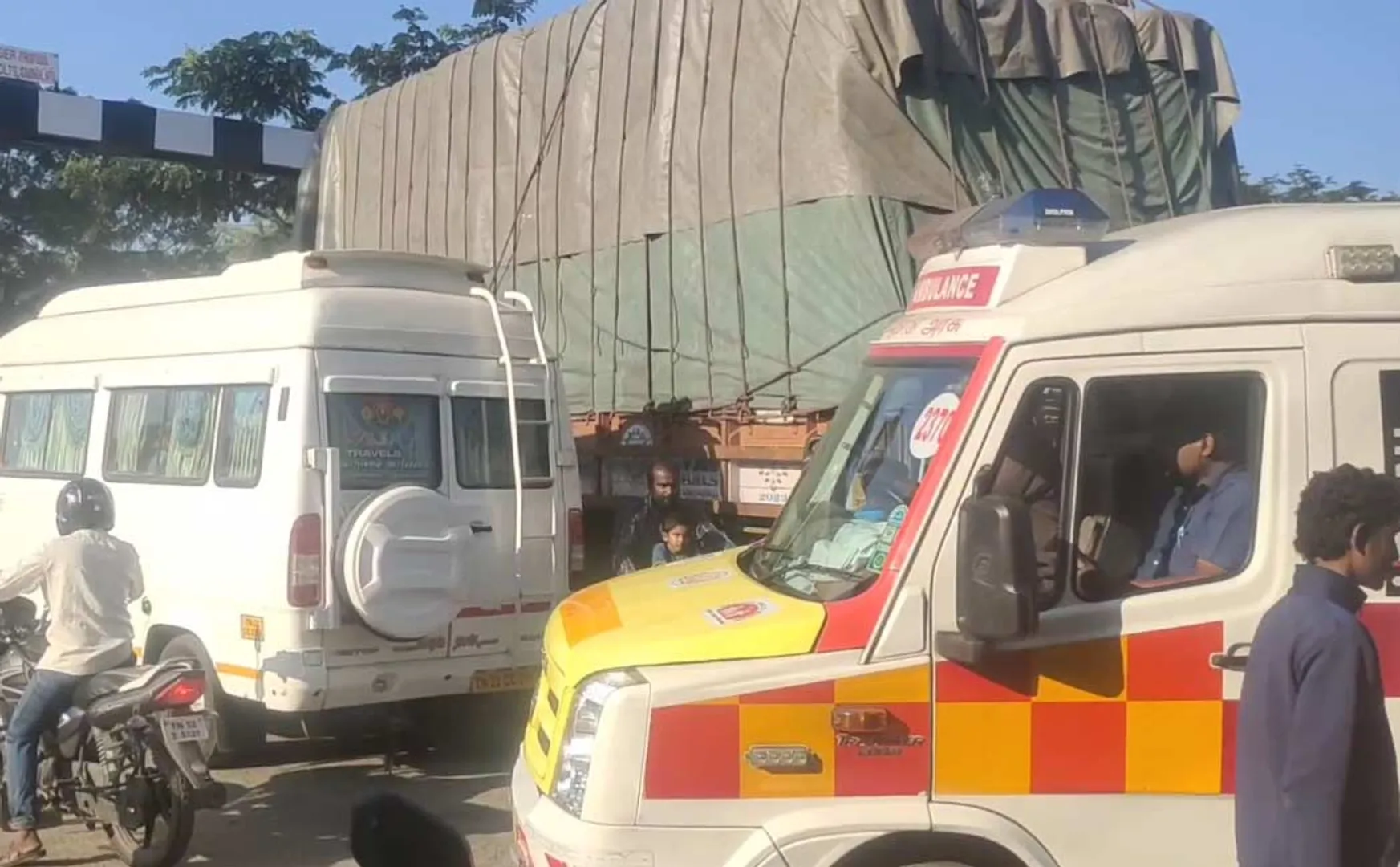 Traffic jam on Kulithalai-Manapparai road near Karur