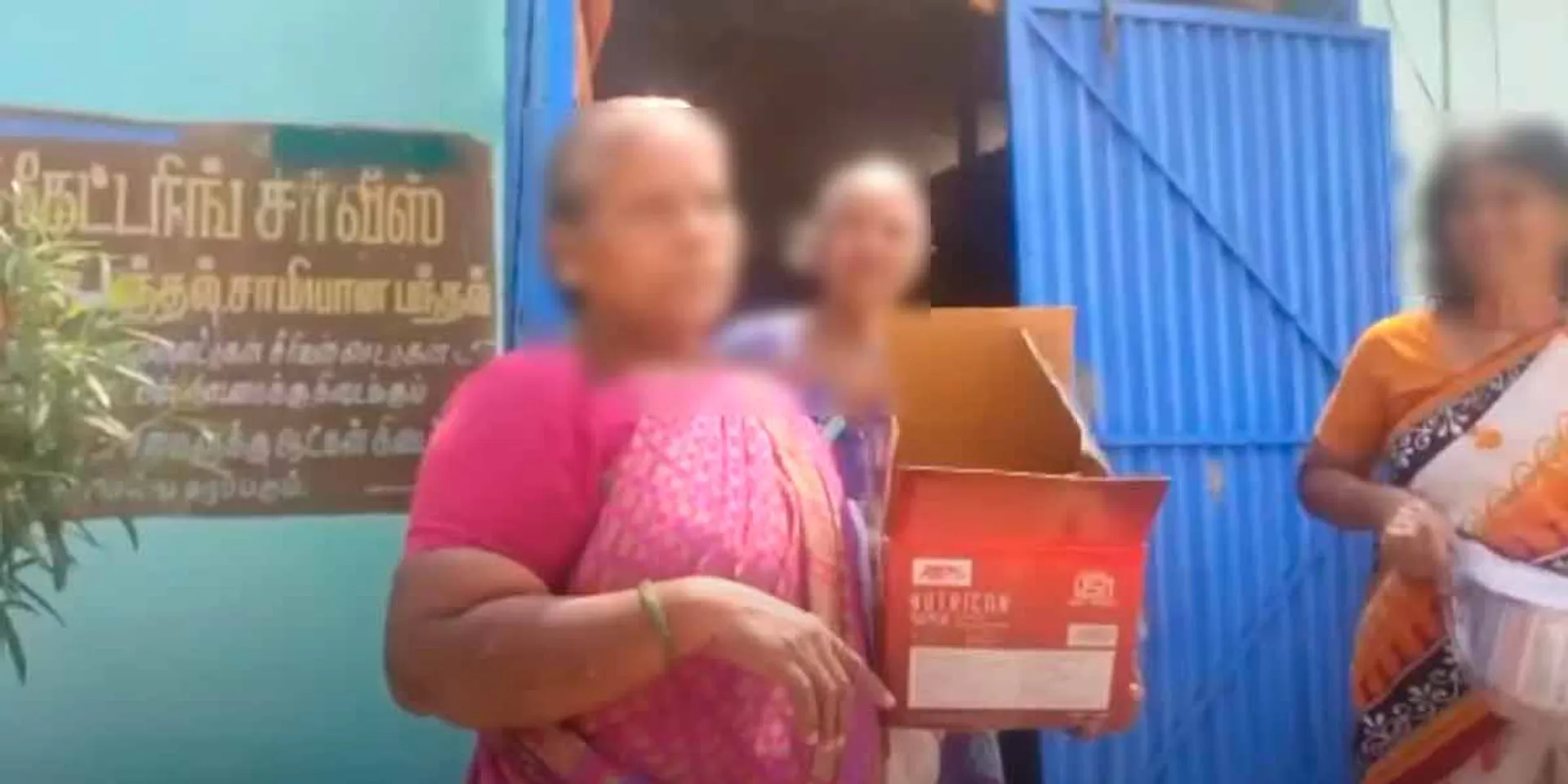 A hand from the cooker?-Video goes viral