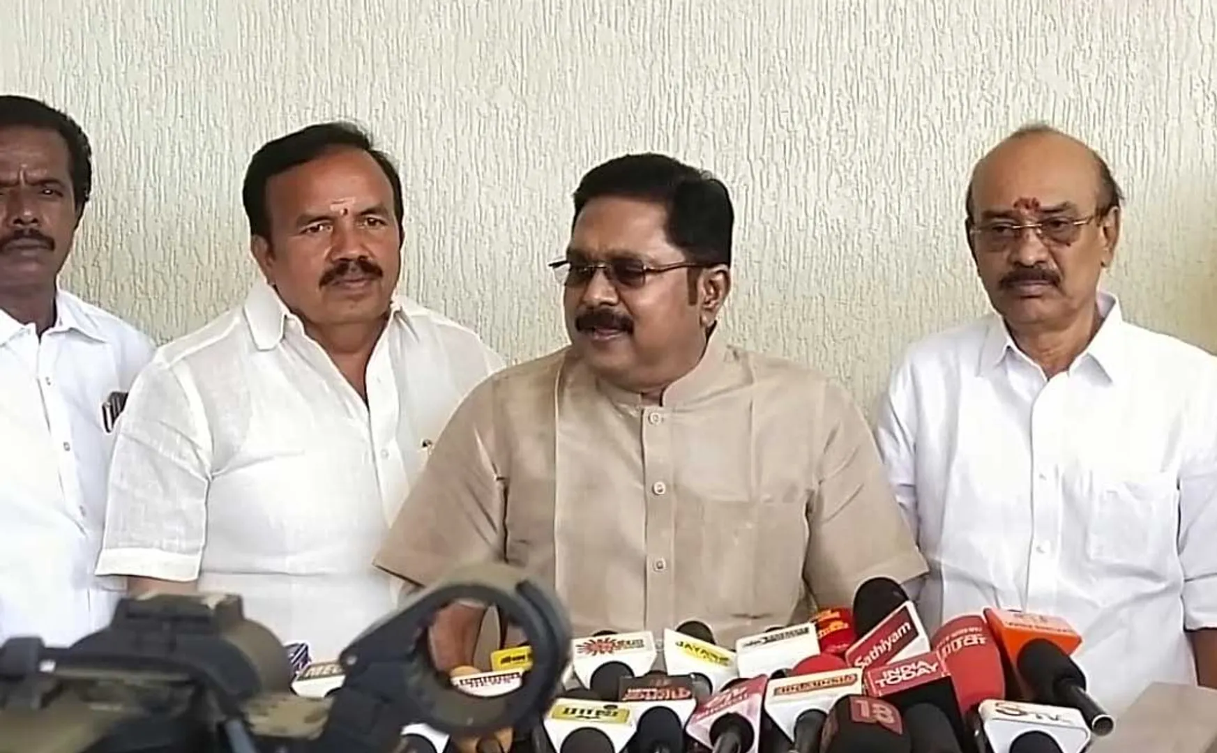 ttv dhinakaran talk about admk edappadi pazhaniswami 