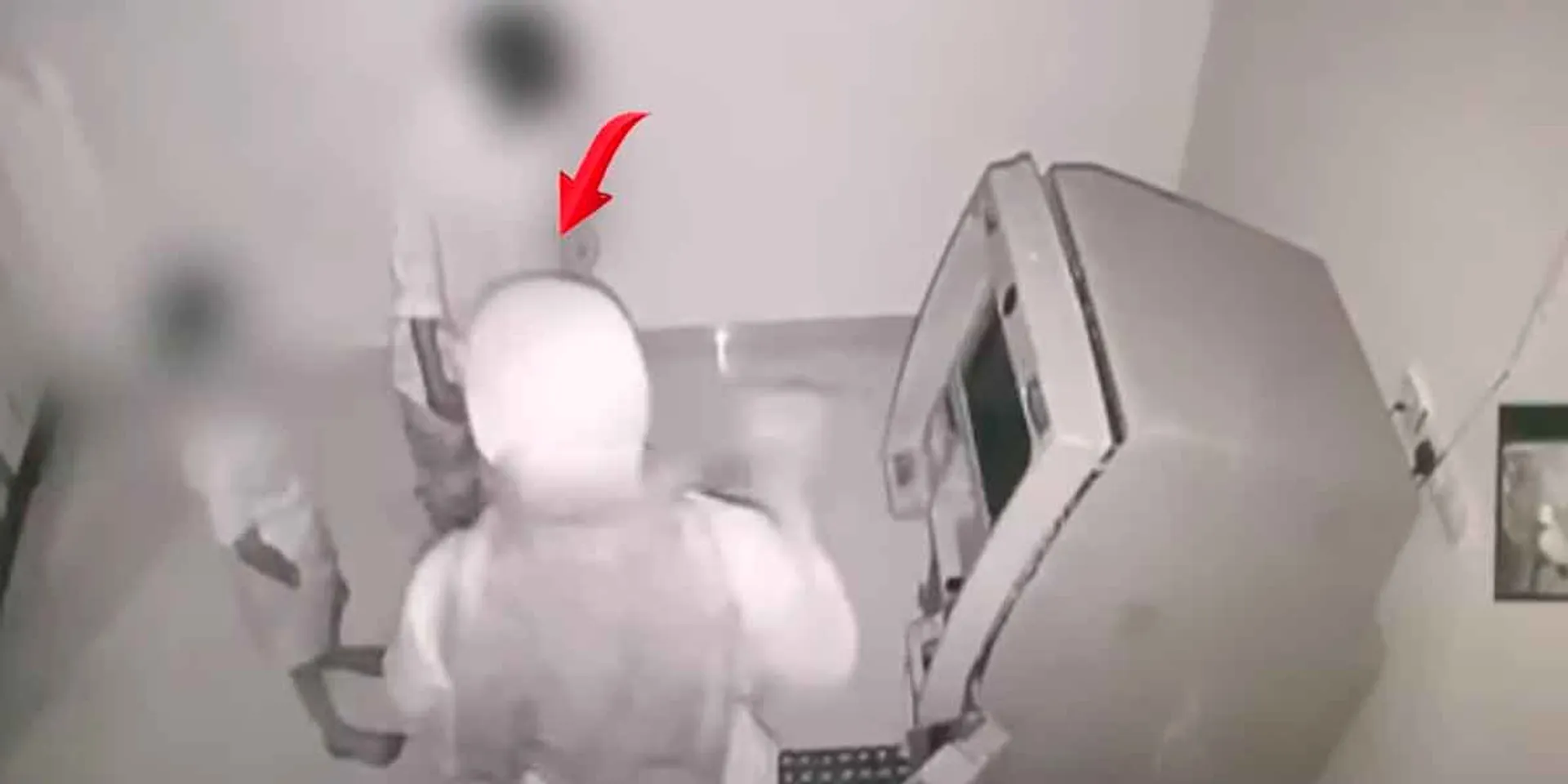 A gang tried to rob an ATM along with a 7-year-old boy; The CCTV footage is shocking