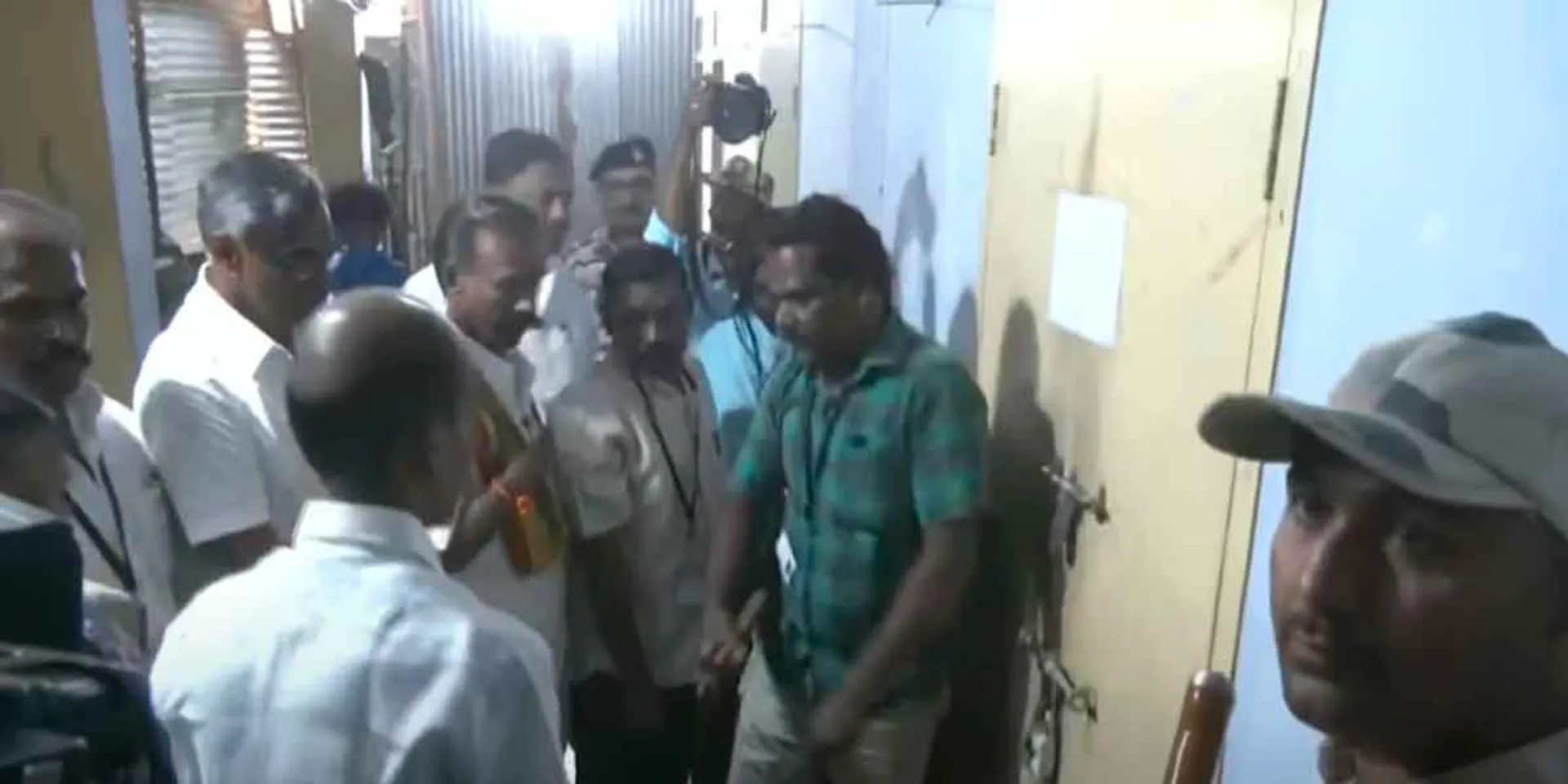  Sealed room opening; Counting of votes in a little while