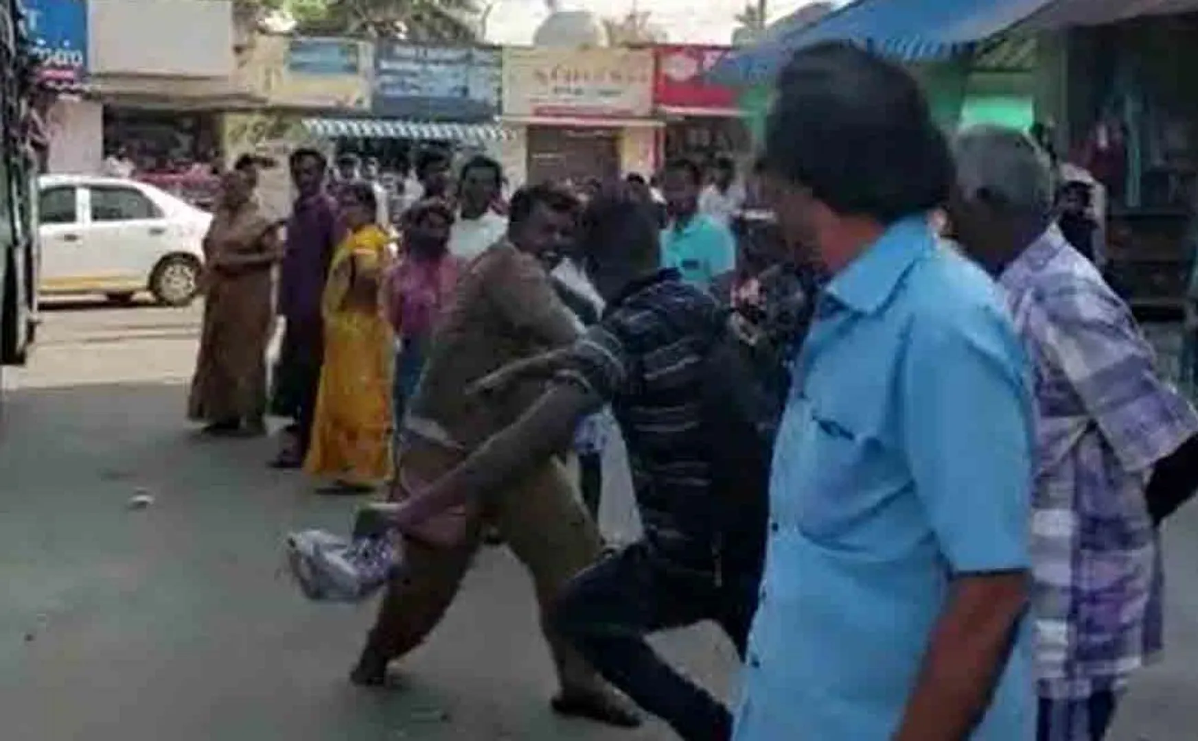  govt bus conductor beat  passenger
