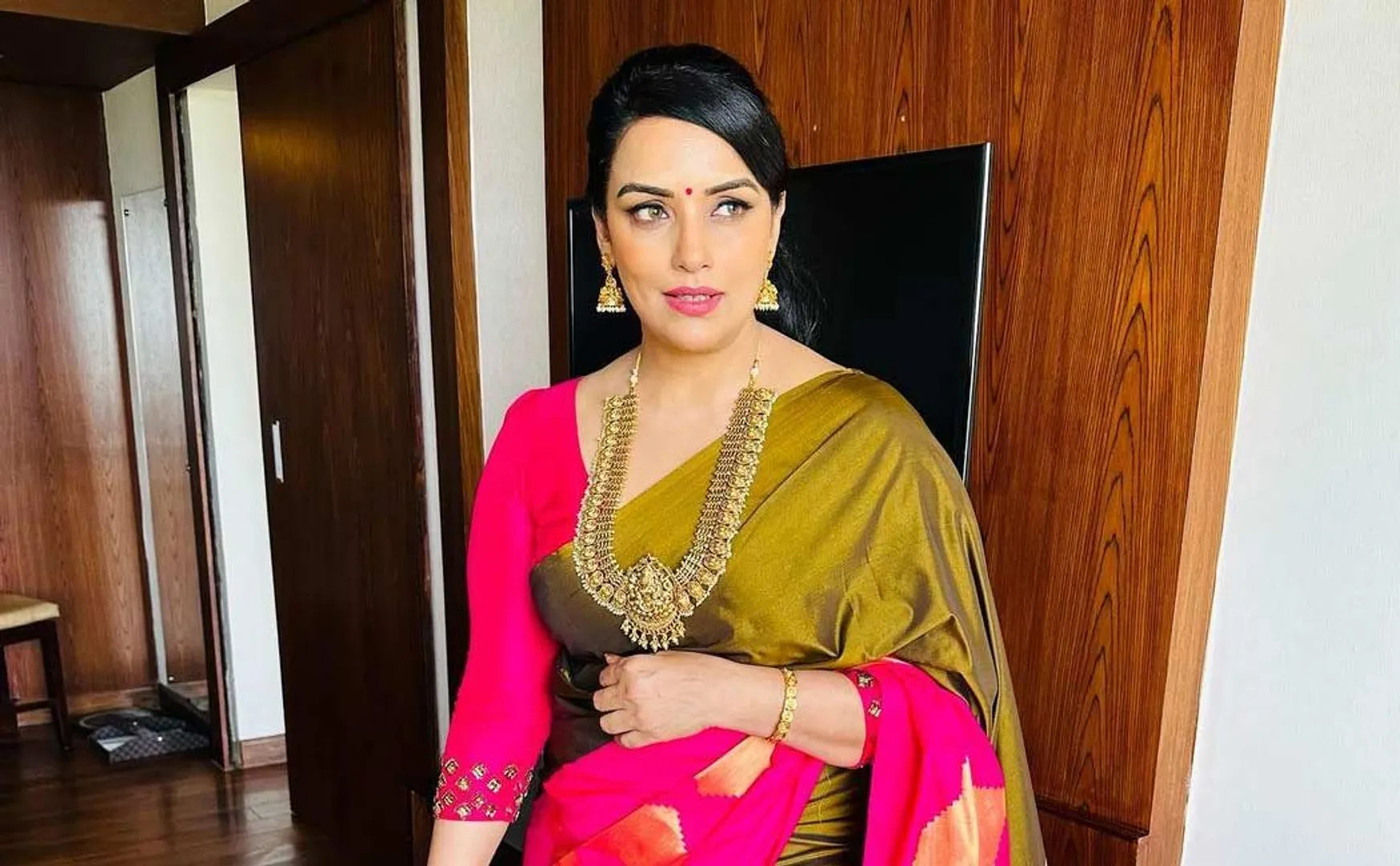 actress shwetha menon complaint against online money laundering group 