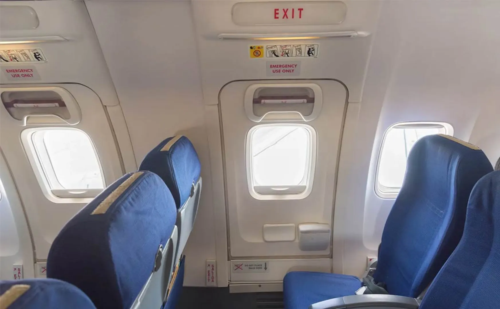Police have arrested American man for trying  open  emergency door of  plane