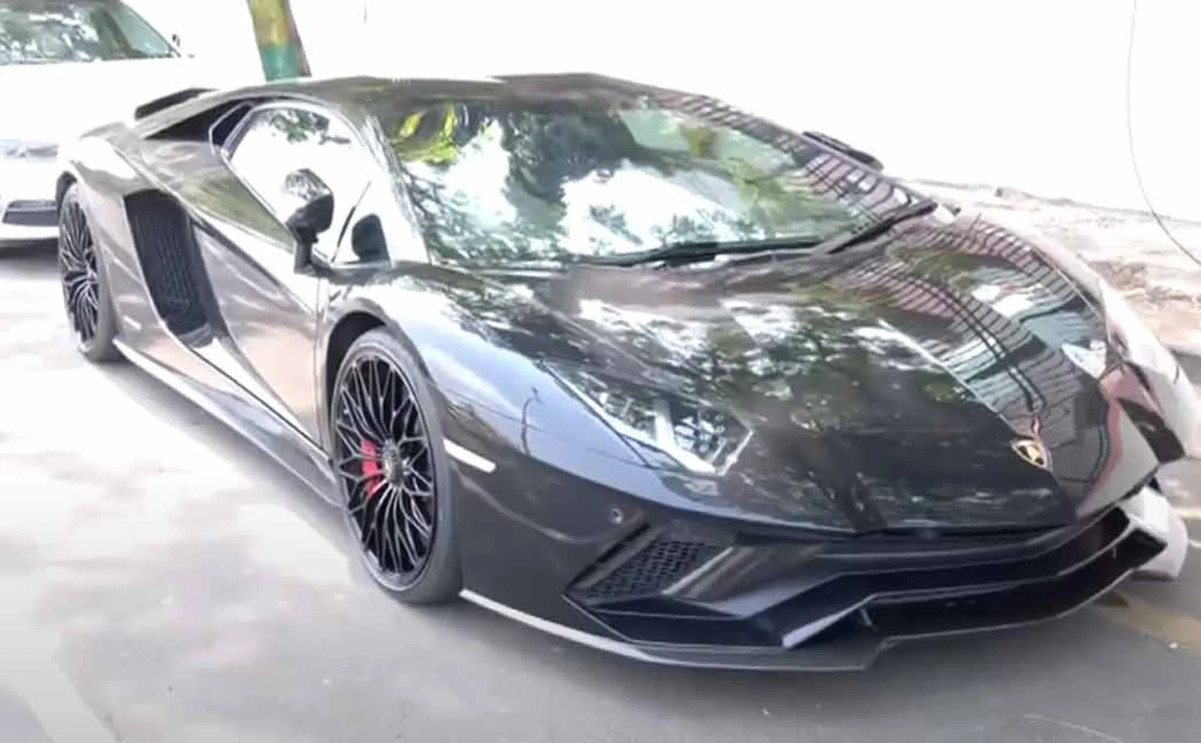 Luxury cars in the marina! The police who got wrapped up