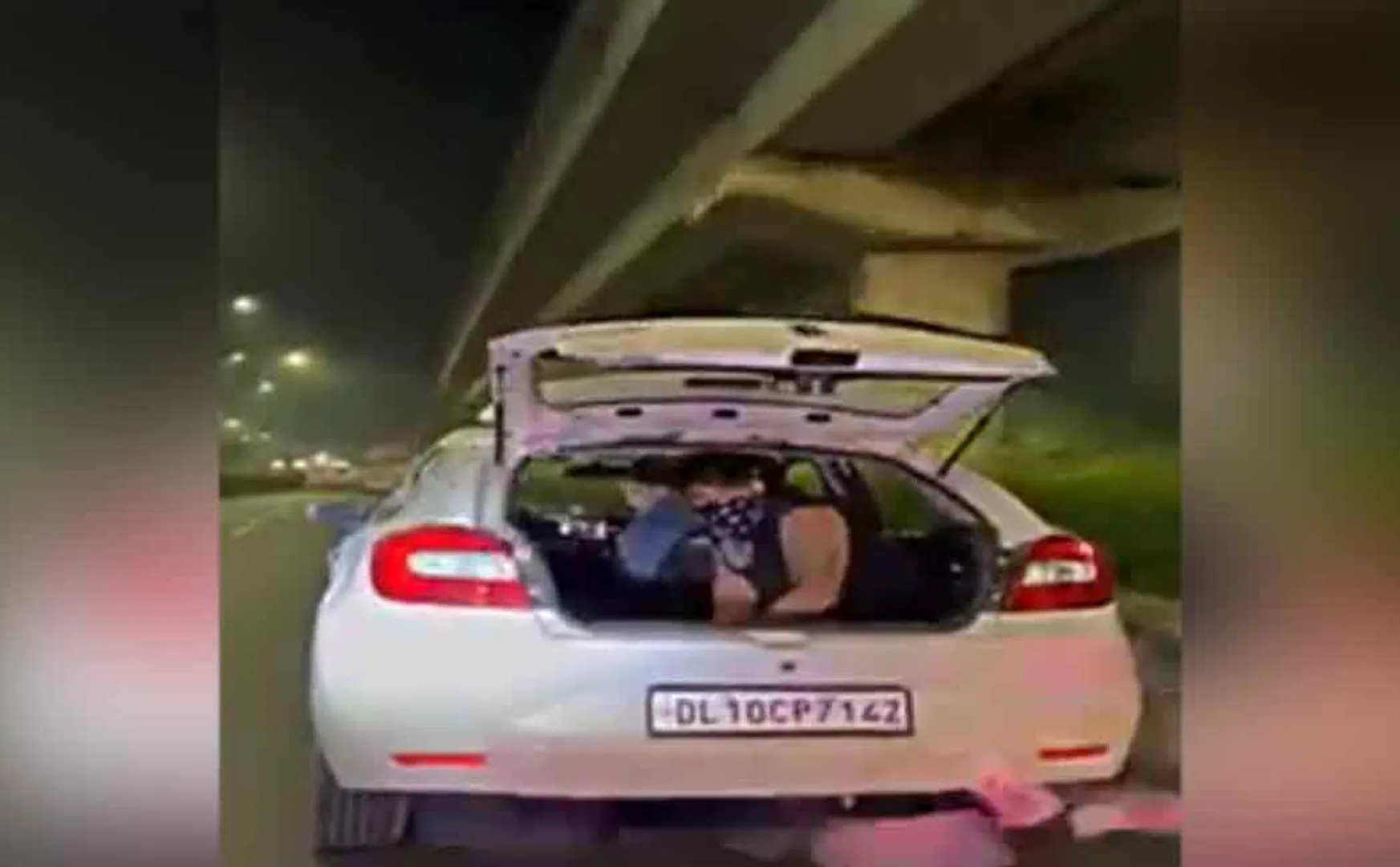 haryana gurugram money in road viral video 