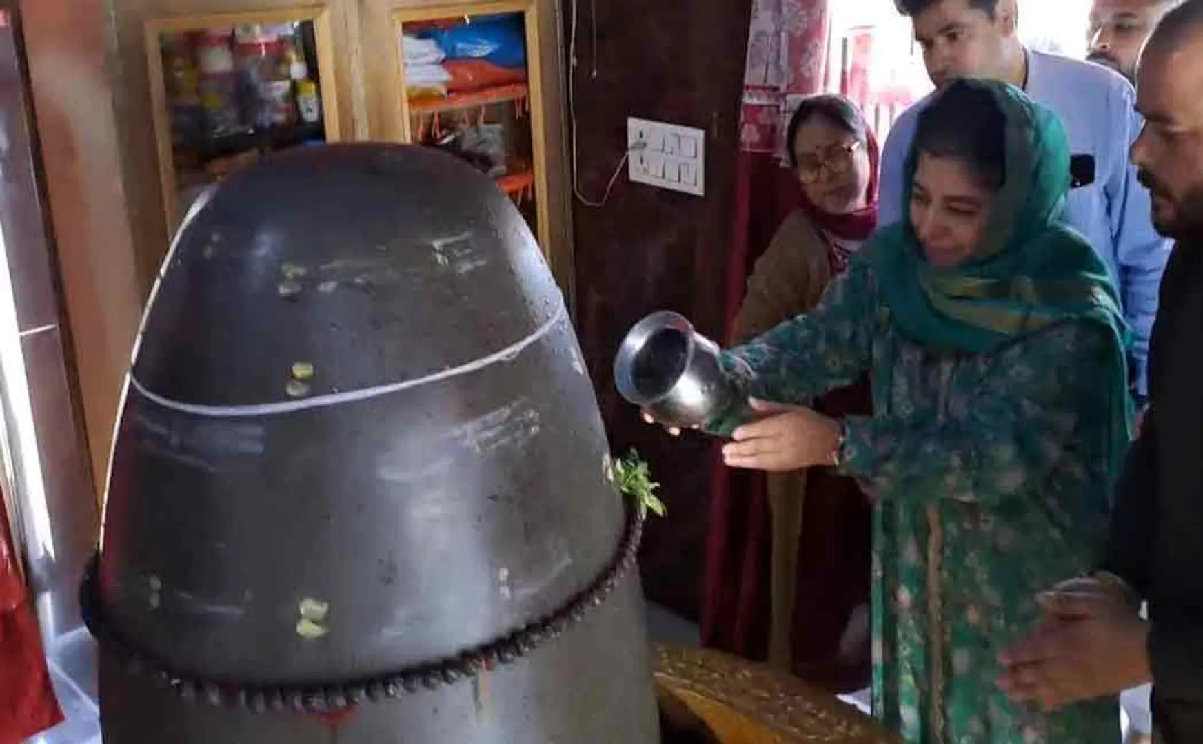 meghabooba mufti who anointed the shiv lingam 