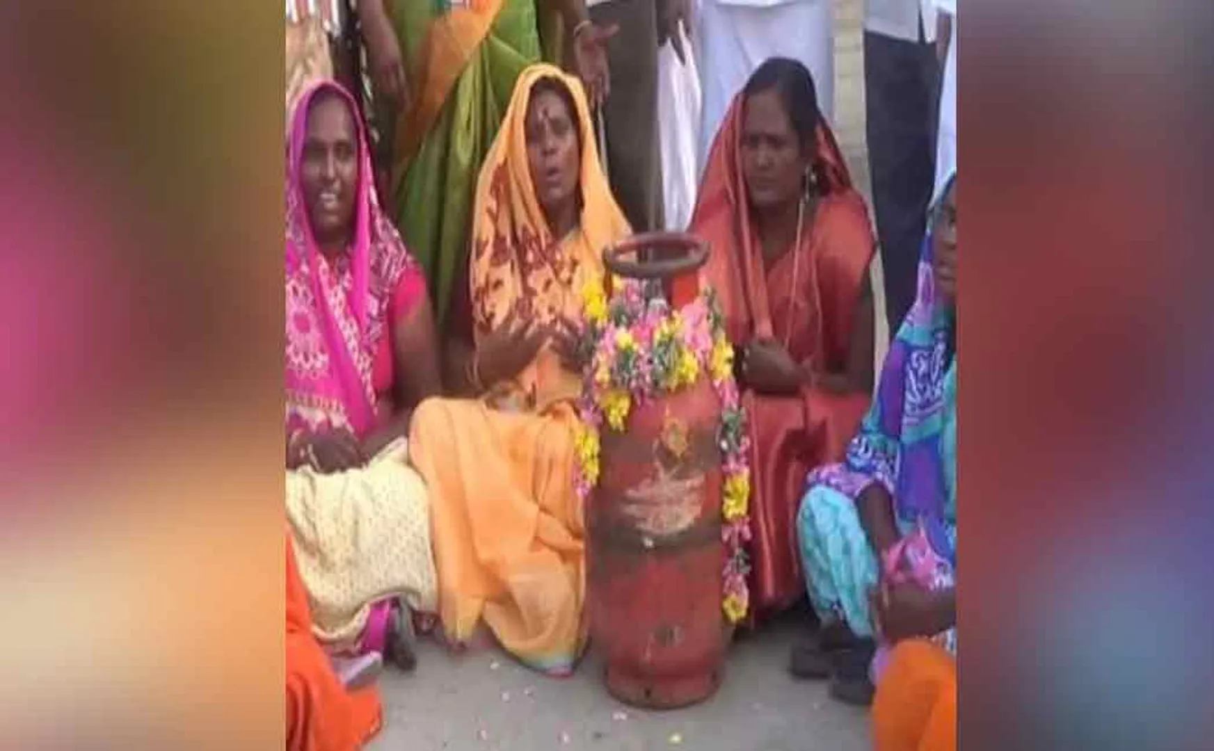 domestic gas price hike issue mahila congress incident in kattumannarkoil 
