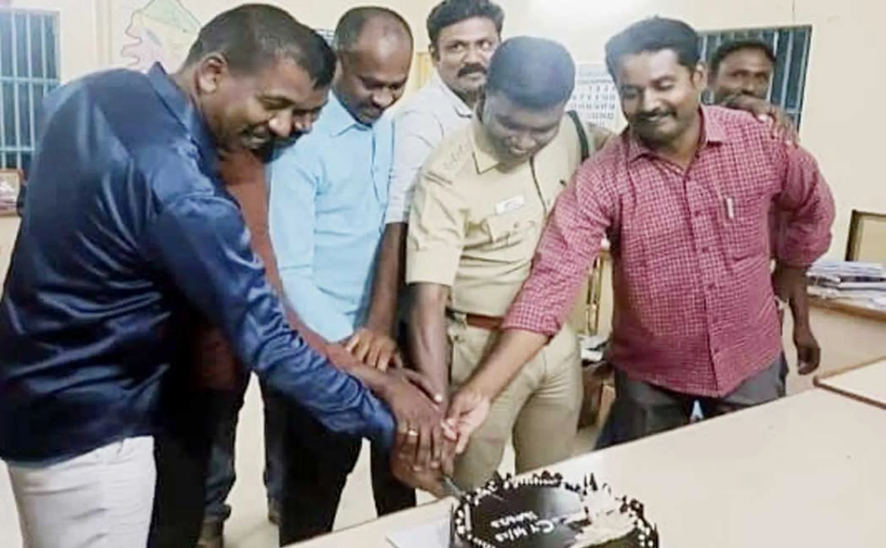  Aruppukkottai police celebrated the arrest of three criminals by cutting a cake
