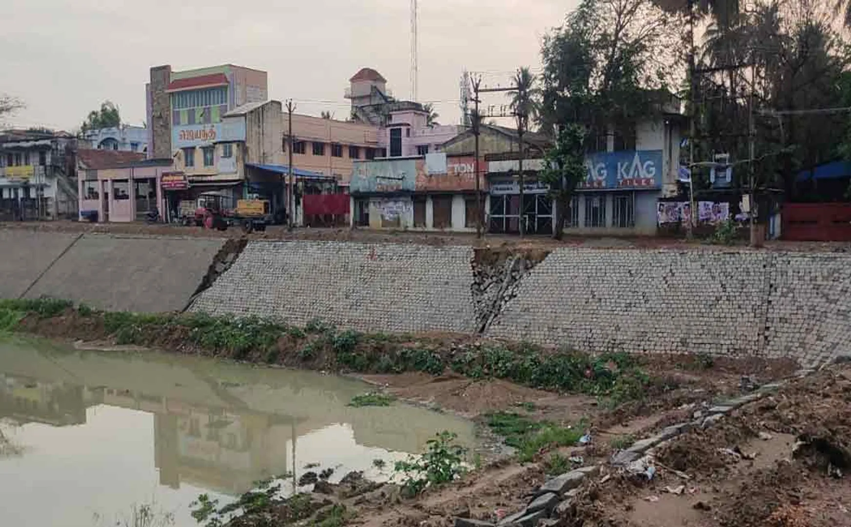 thanjavur thiruvarur pond side wall incident due to summer rain