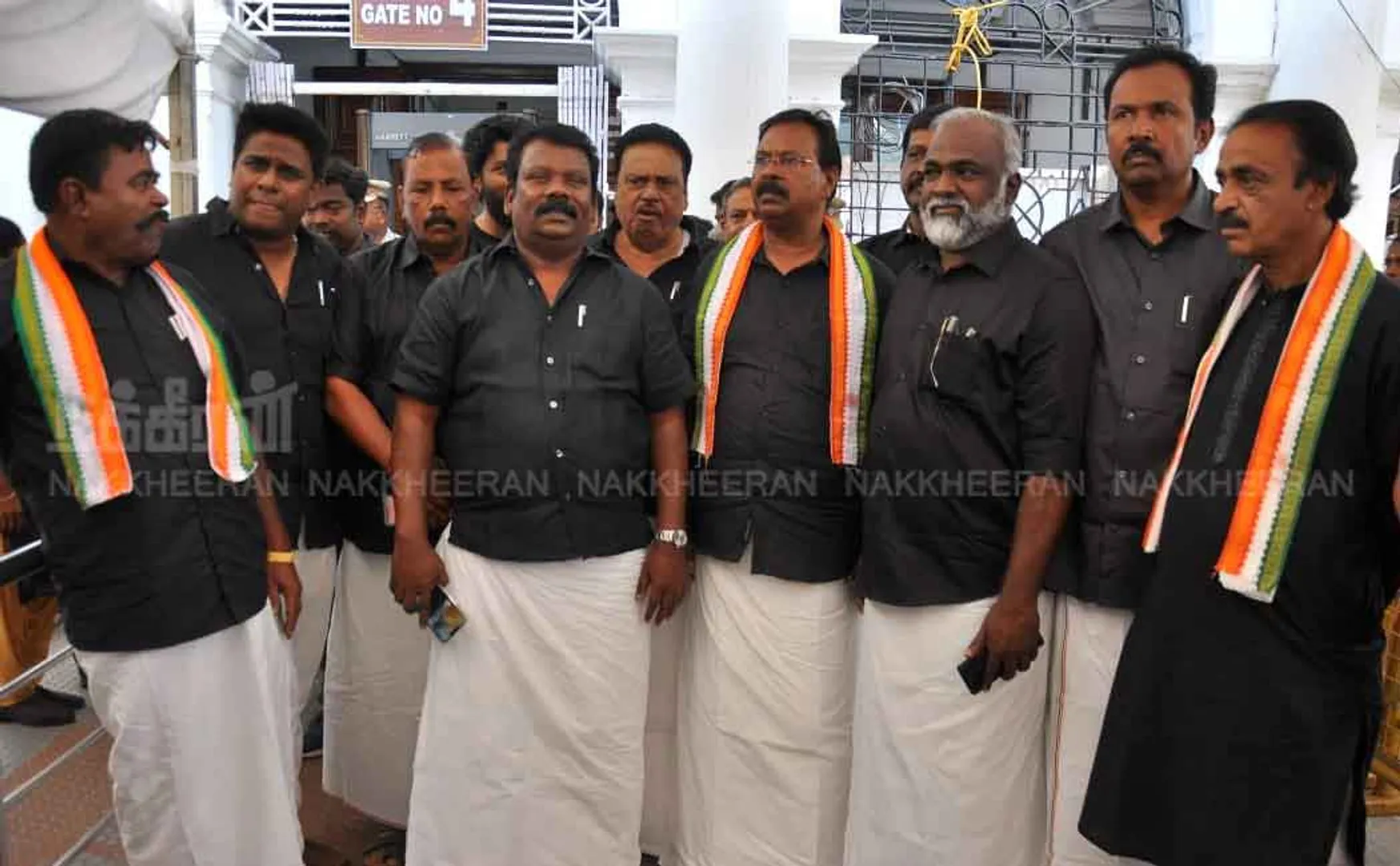 Congress wore black shirt to condemn to Rahul  disqualified! 