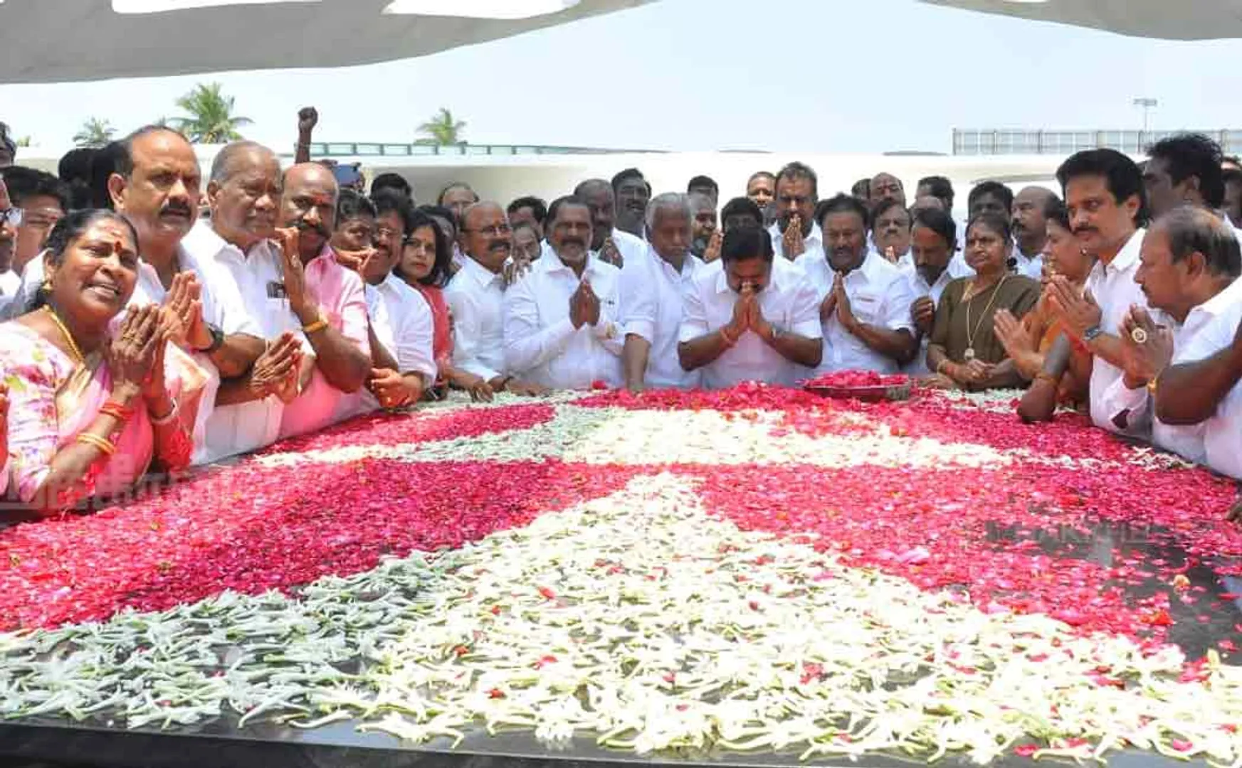 eps pay tribute to mgr and jayalalitha memorial 