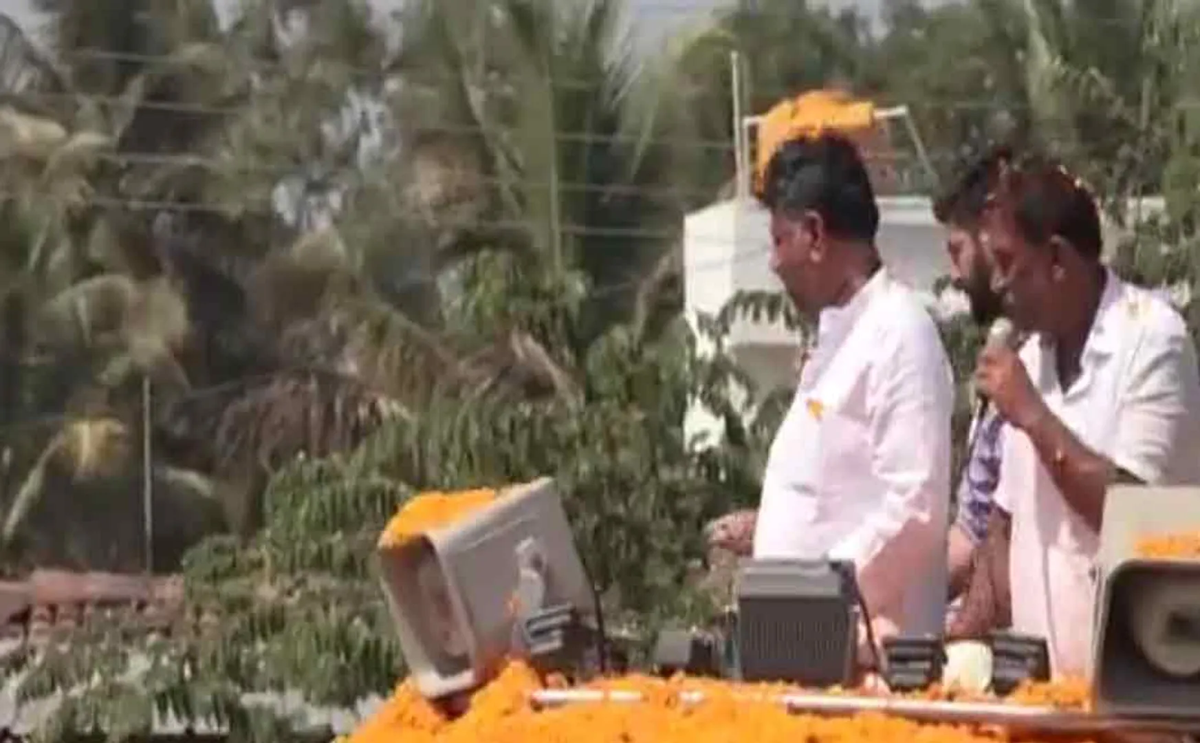 karnataka congress chief dk sivakumar five hundred currency viral video  
