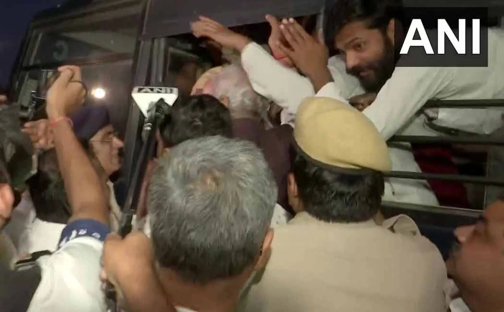 Congressmen gather at Red Fort;  Delhi on tens 