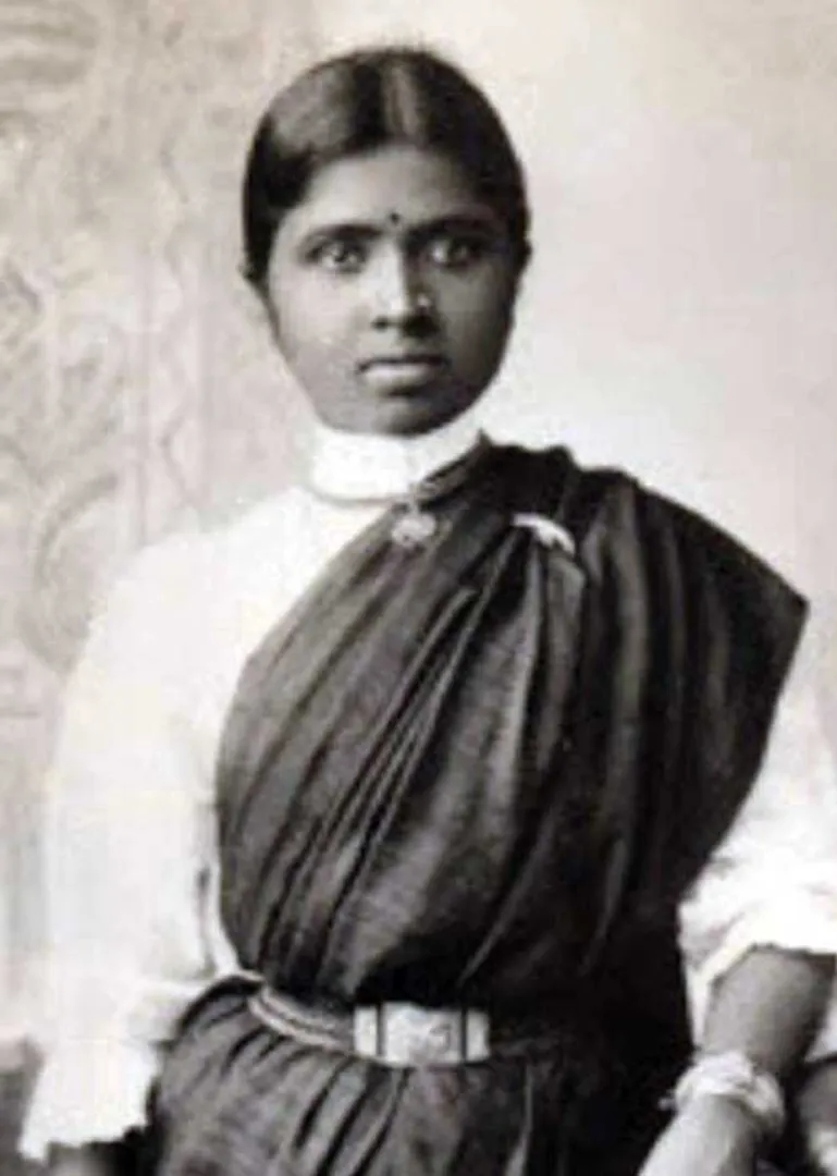 /idhalgal/eniya-utayam/dr-muthulakshmi-who-cut-habit-burning-doctor-manjula