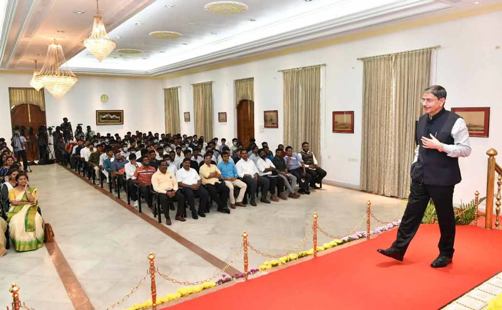 What is the job of the governor? Description of Raj Bhavan
