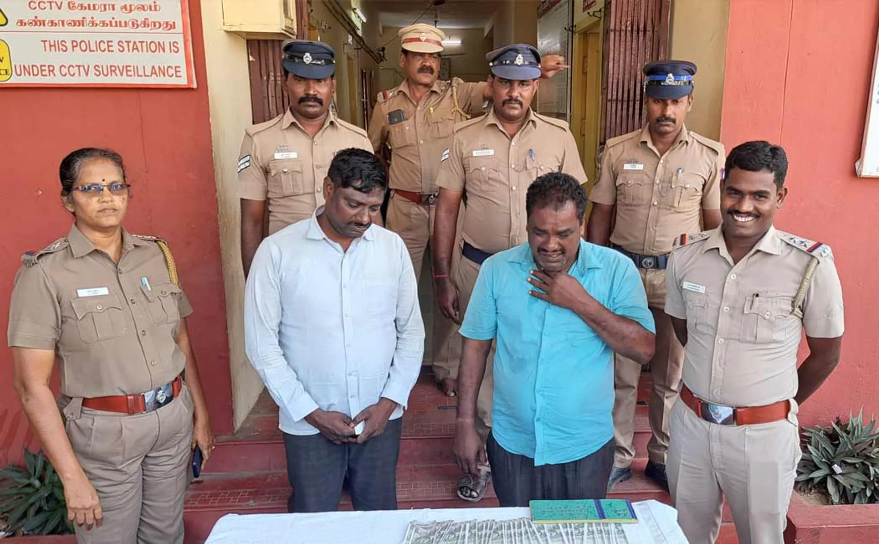 two men arrested for rs 52 thousand pay fake notes bank in chidambaram