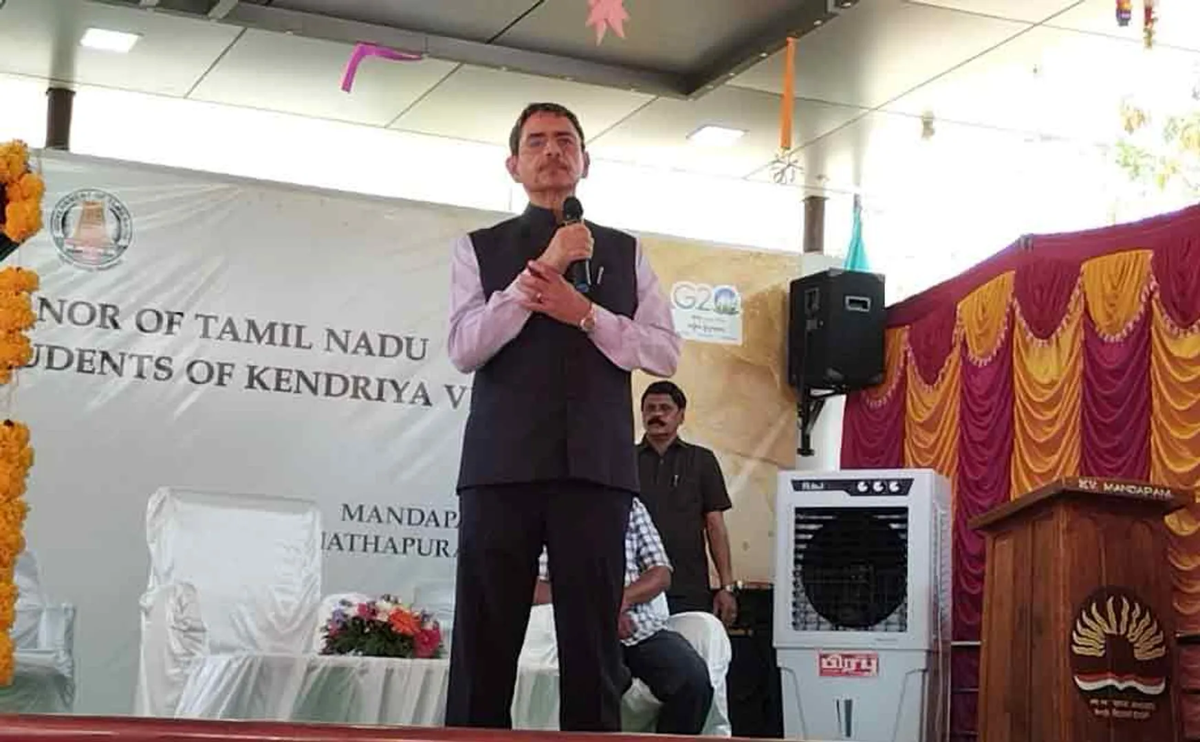 governor rn rvai intrect with maraikayarpattinam kendriya vidyalaaya school students 