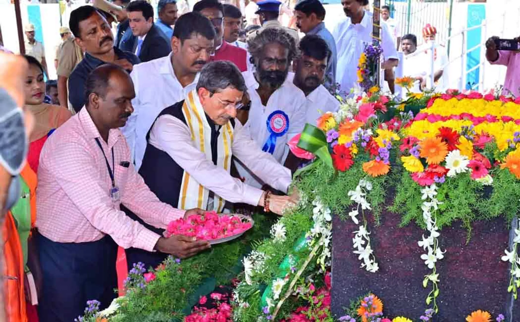 governor rn ravi pay tribute to thiyagi immanuvel sekaran