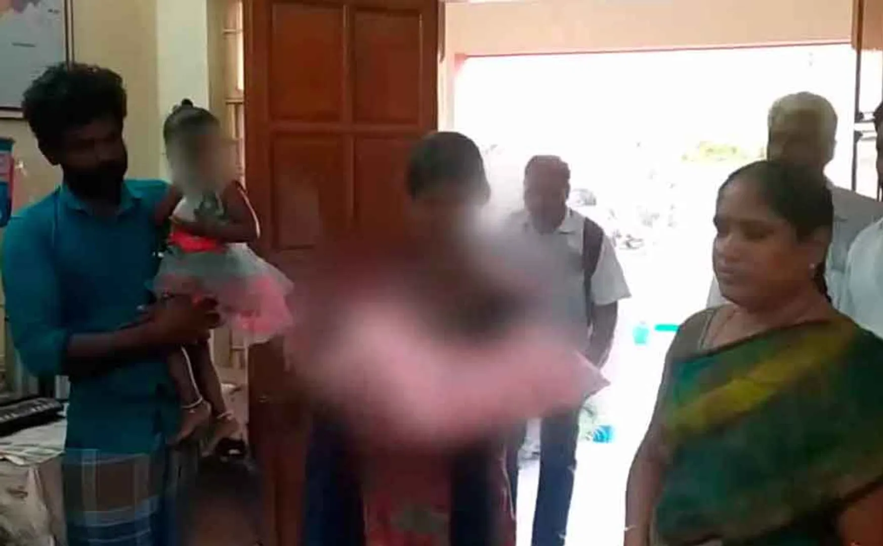 The adoptive mother received back; The adoptive couple shed tears without wanting to part with the child!
