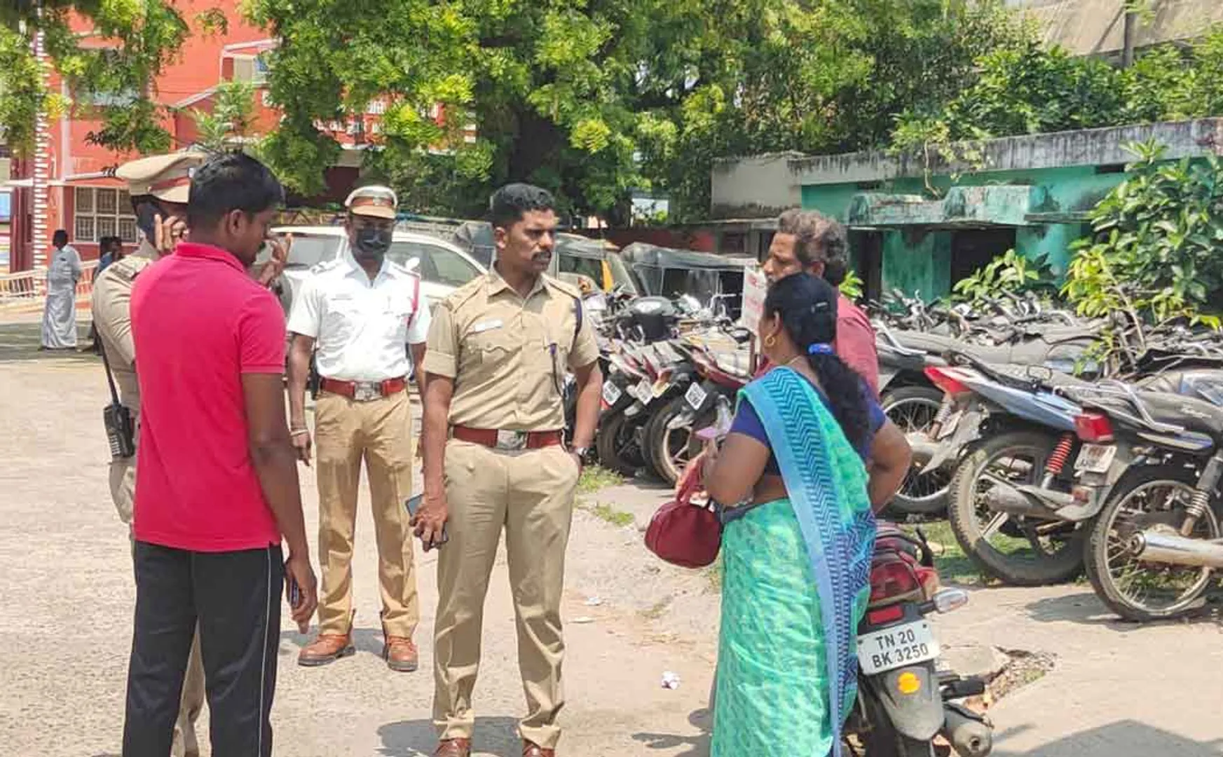 Mysterious persons who stole 3 lakh!