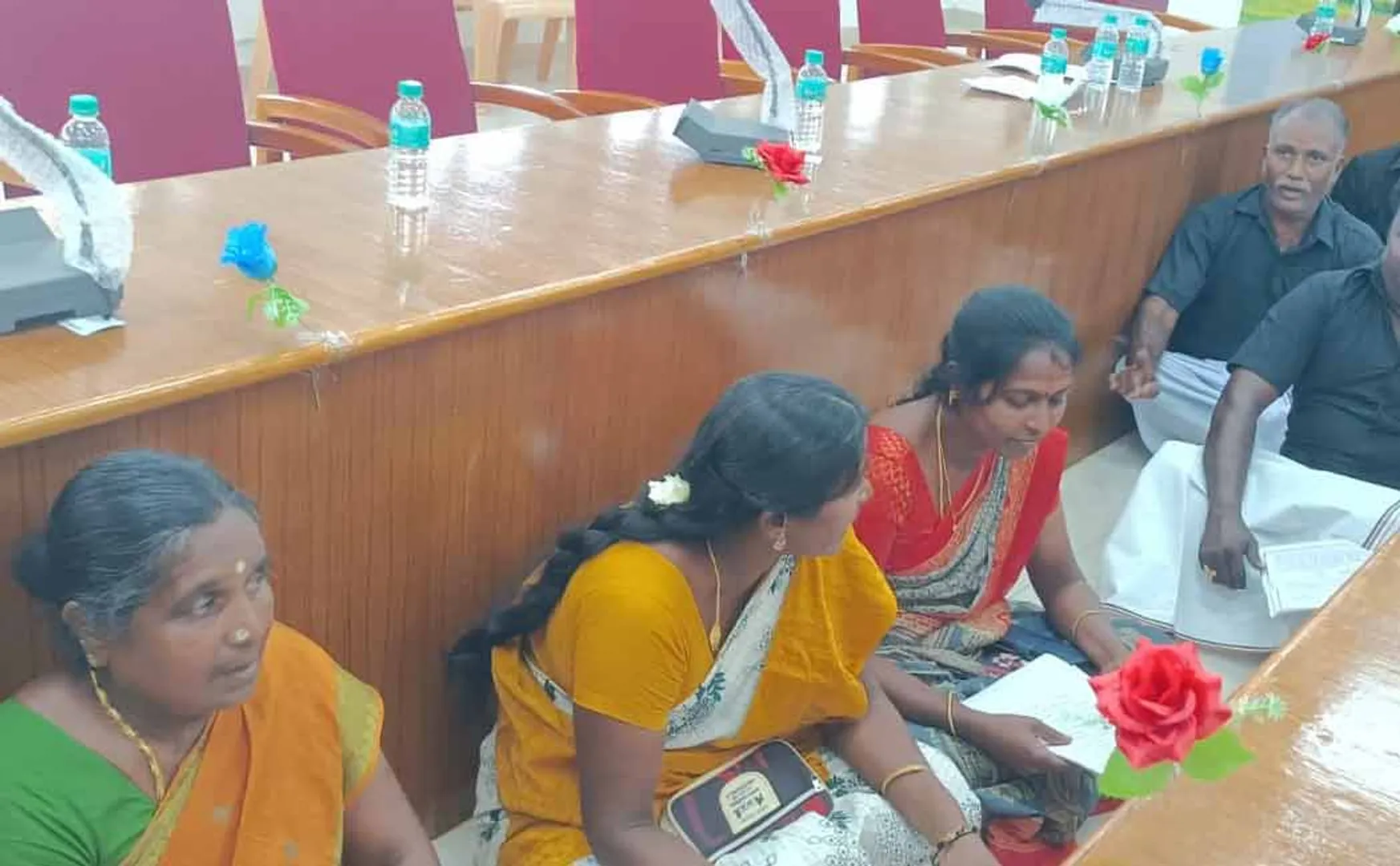 Women representatives are ignored in the municipal administration meeting