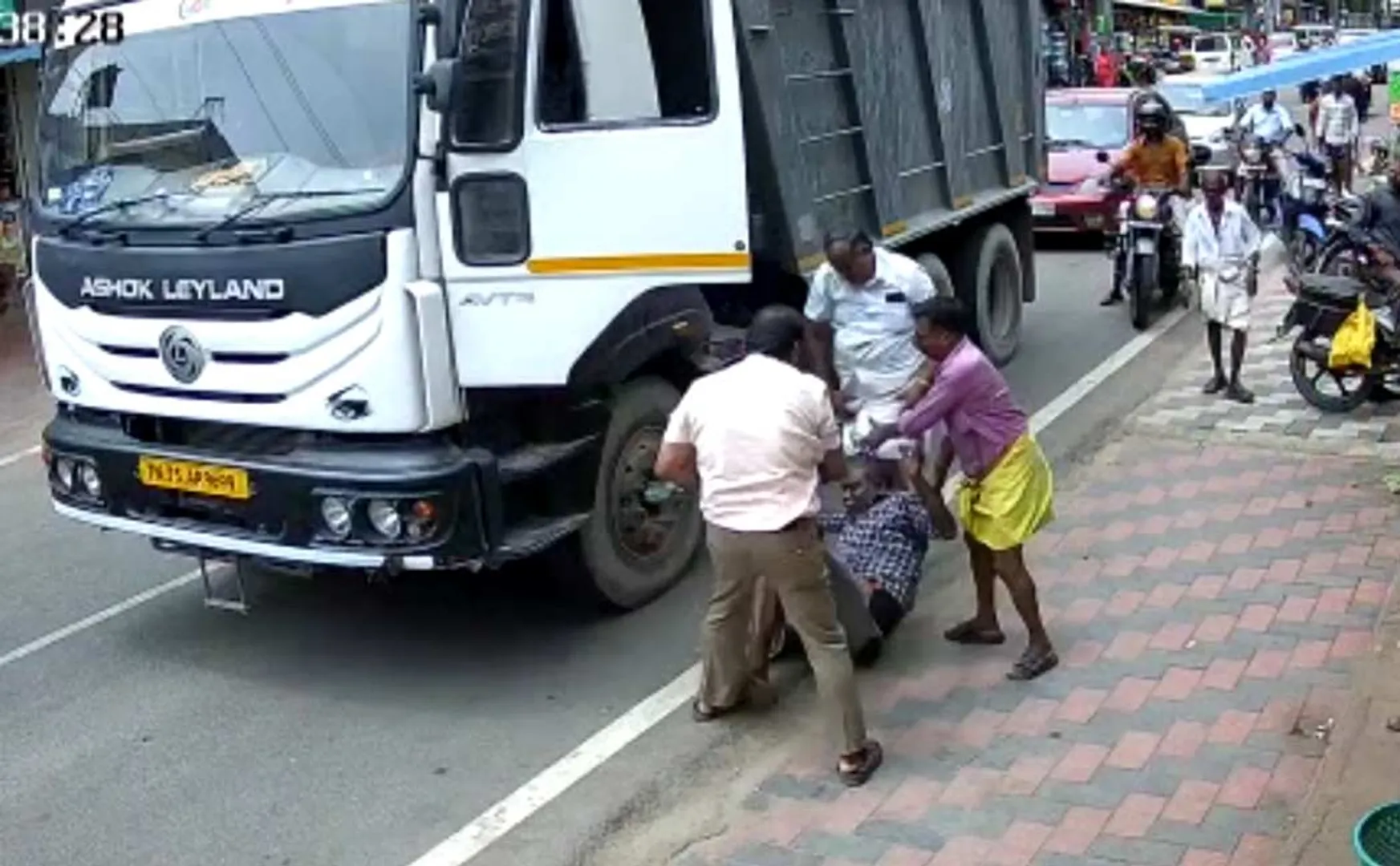Jewellery shop owners barrage attack on lorry driver who scratched car