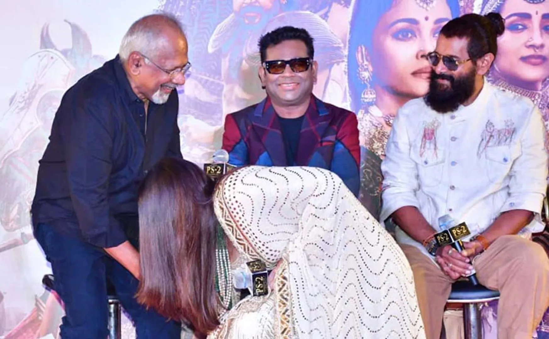 Aishwarya RaiTouches Mani Ratnam's Feet At Ponniyin Selvan 2 Event 
