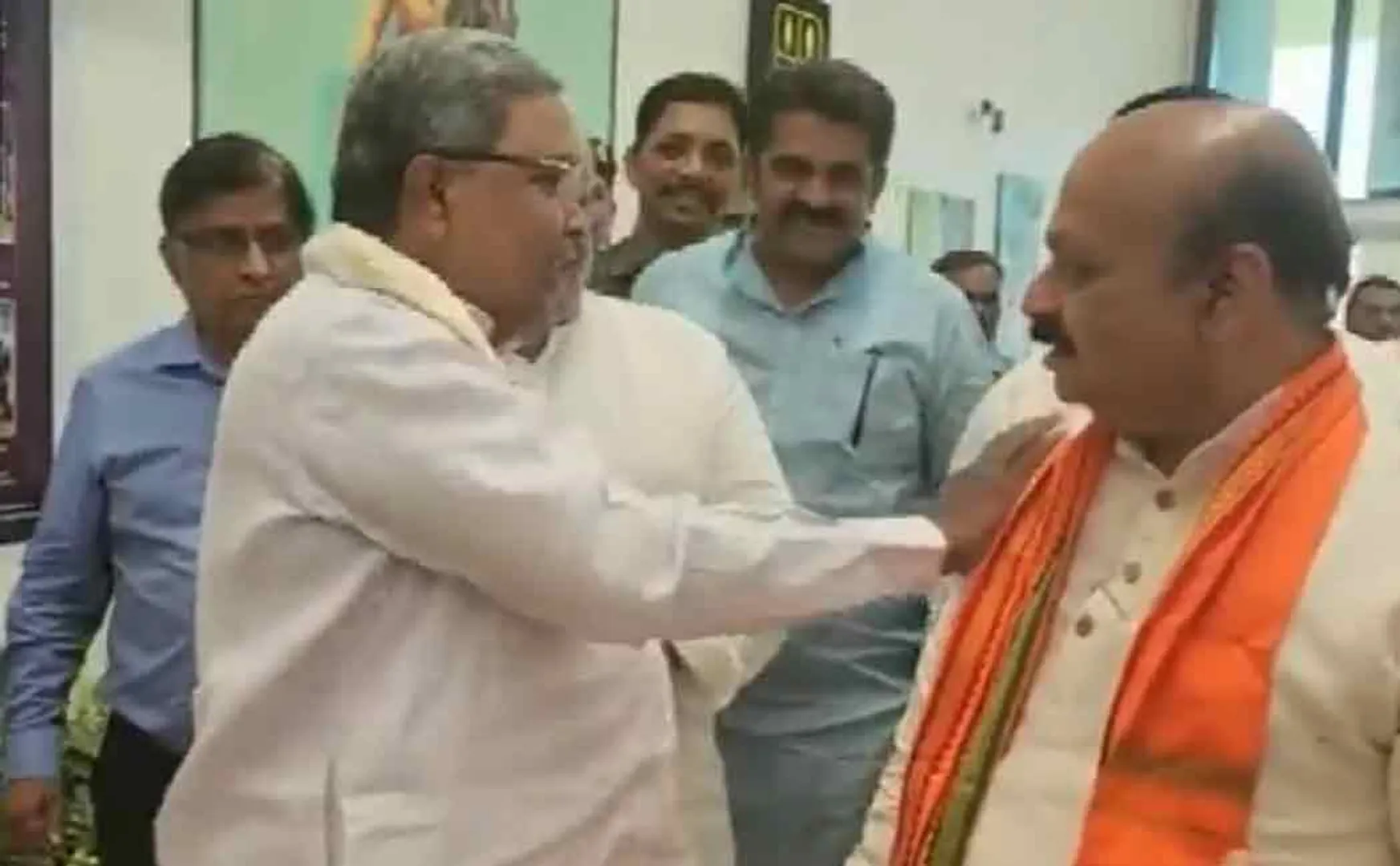 sitharamaiya basavaraj bommai meets karnataka bellavi airport 