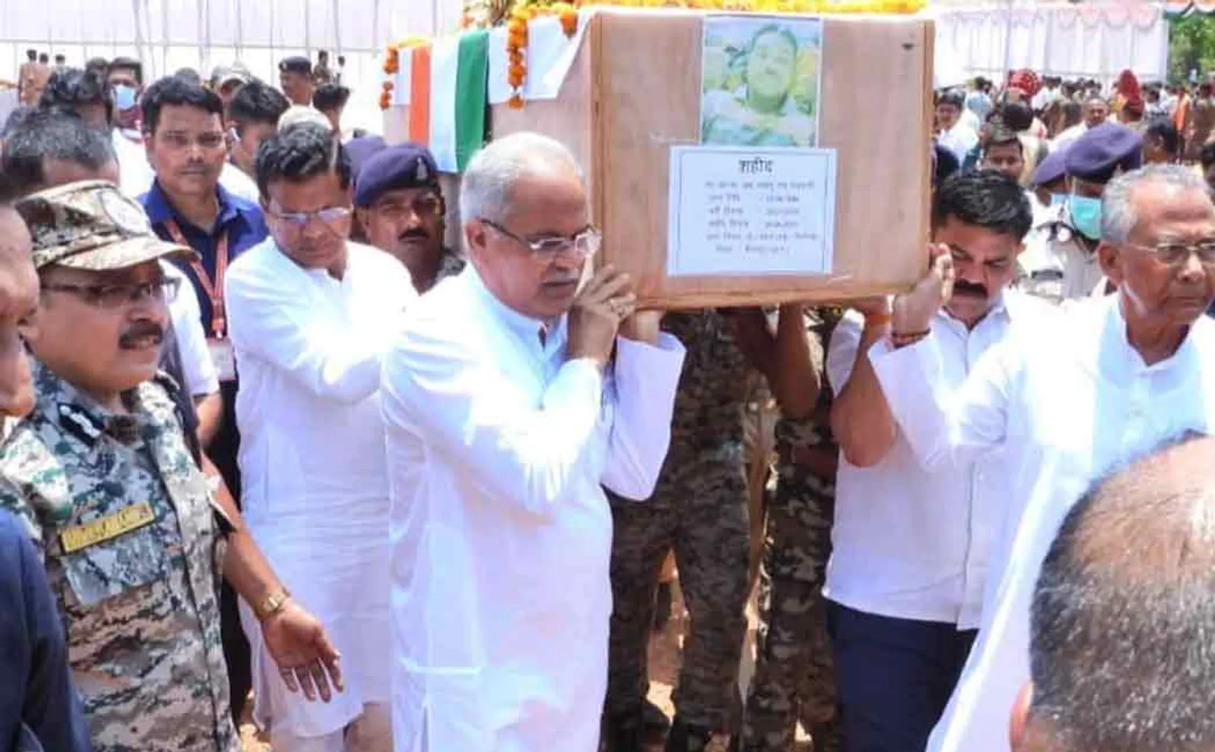 chhattisgarh chief minister bhupesh bagal participated pay tribute ten police incident 