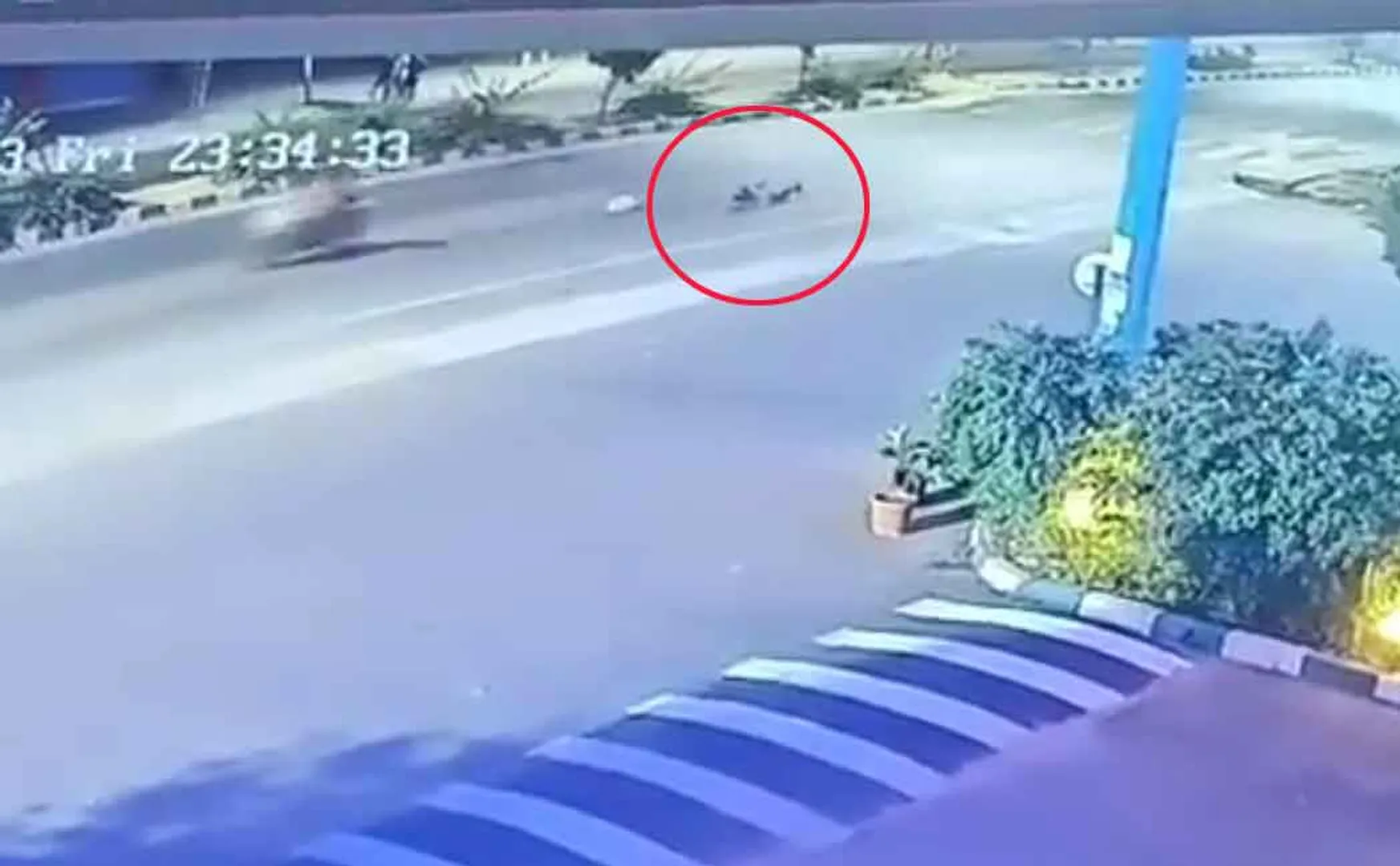  young woman jumped off her bike to escape a taxi driver who tried to walk her wrong