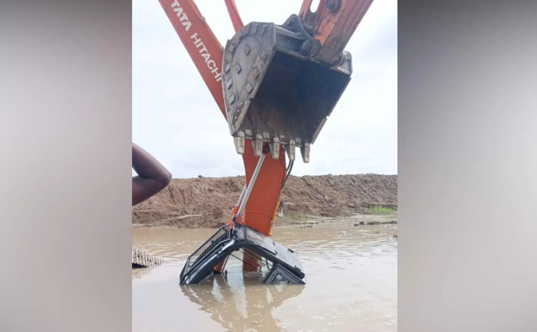Hitachi driver who was engaged in the construction of a gate in Cauvery river was passed away 