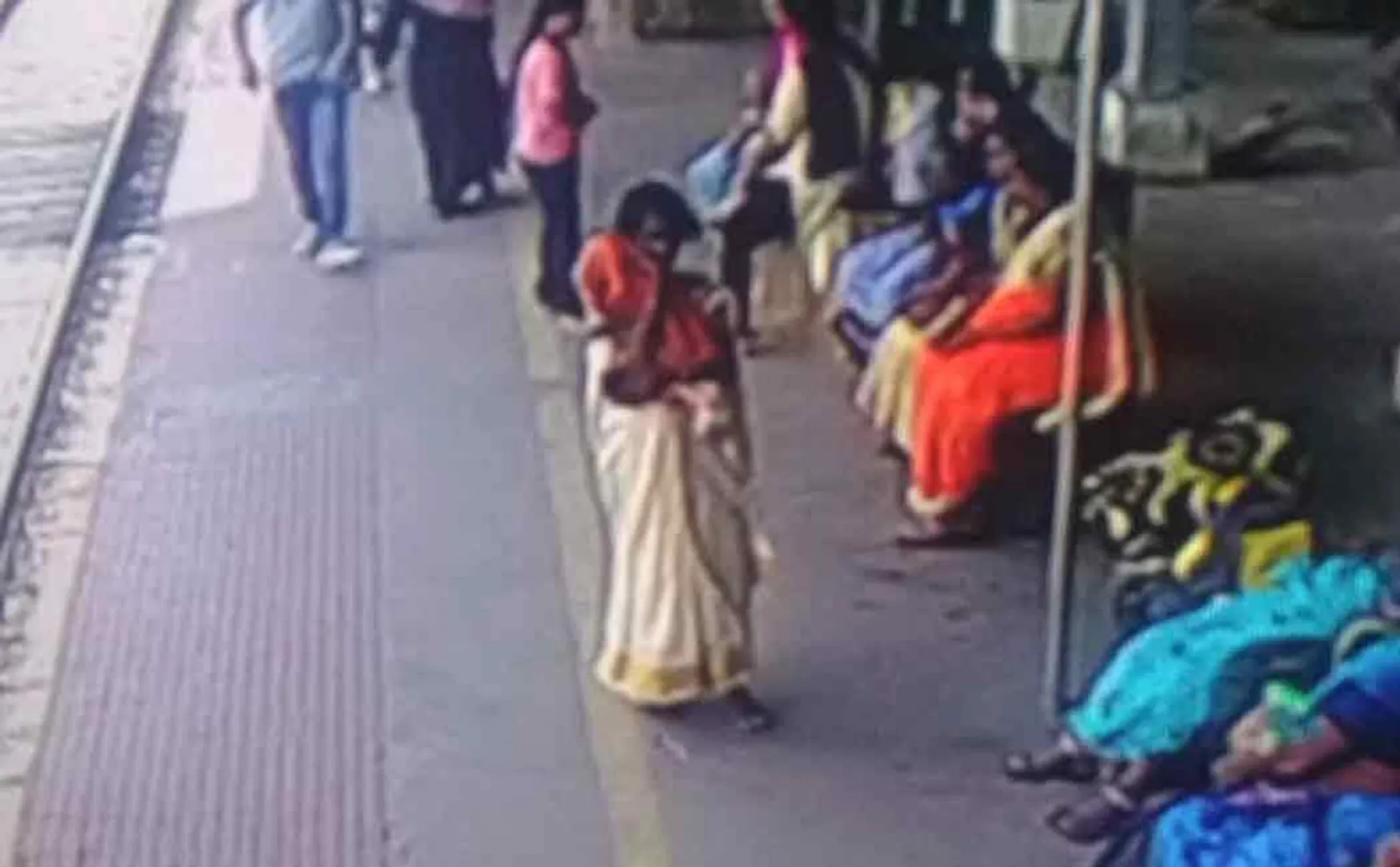 vellore katpadi railway station girl child and her mother incident 
