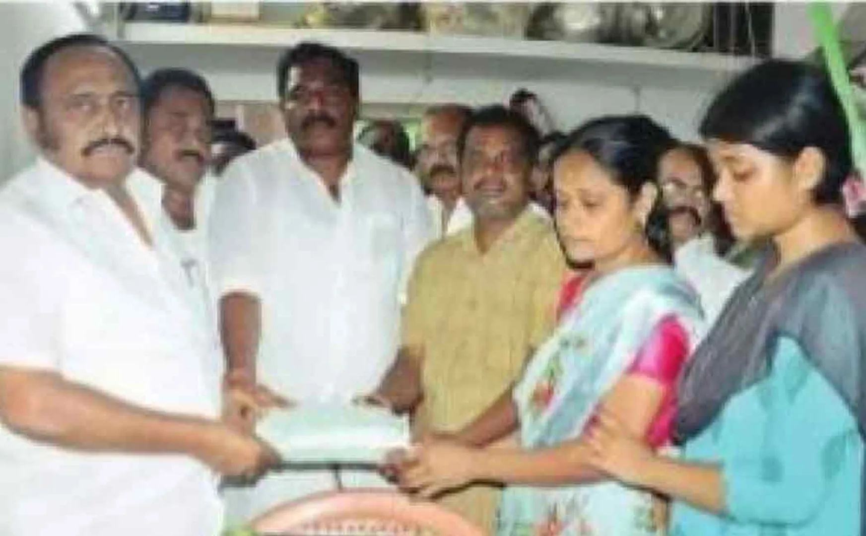 5 lakh rupees financial assistance from DMK to the parents of the boy who was passes away by lightning!