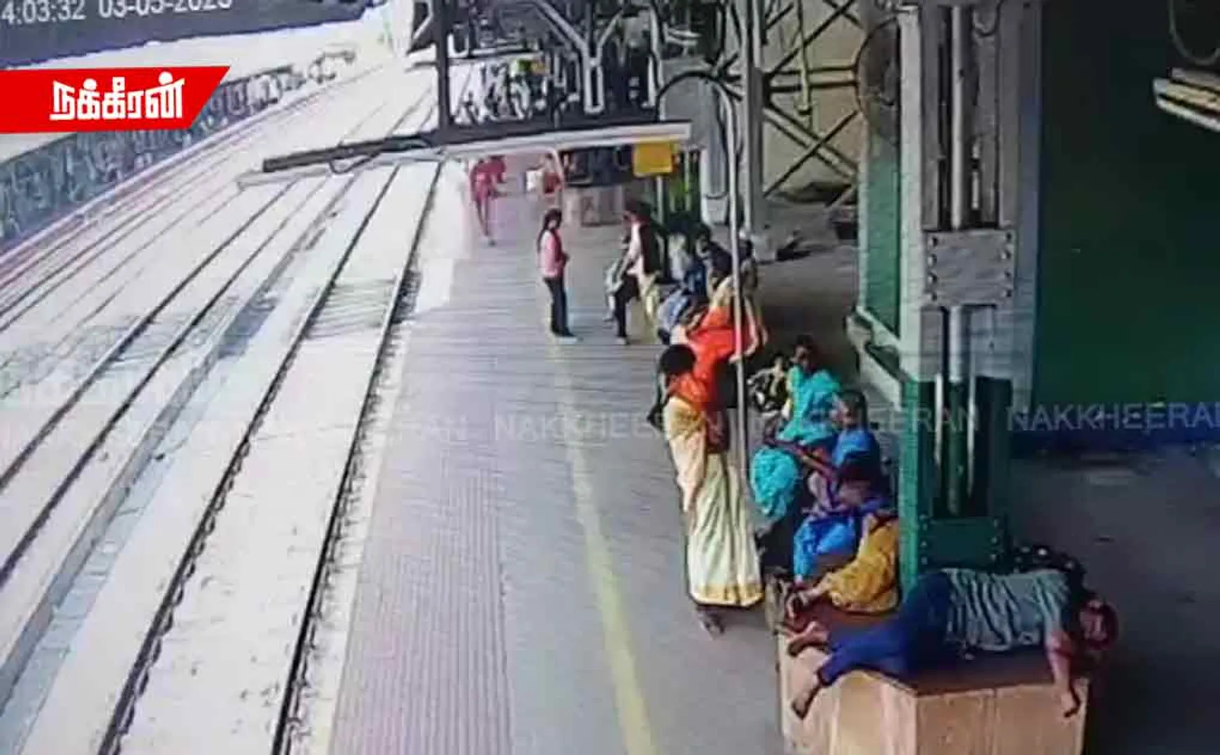 Girl child recovered by the police at the railway station; Tragedy of a 3-month-old baby girl