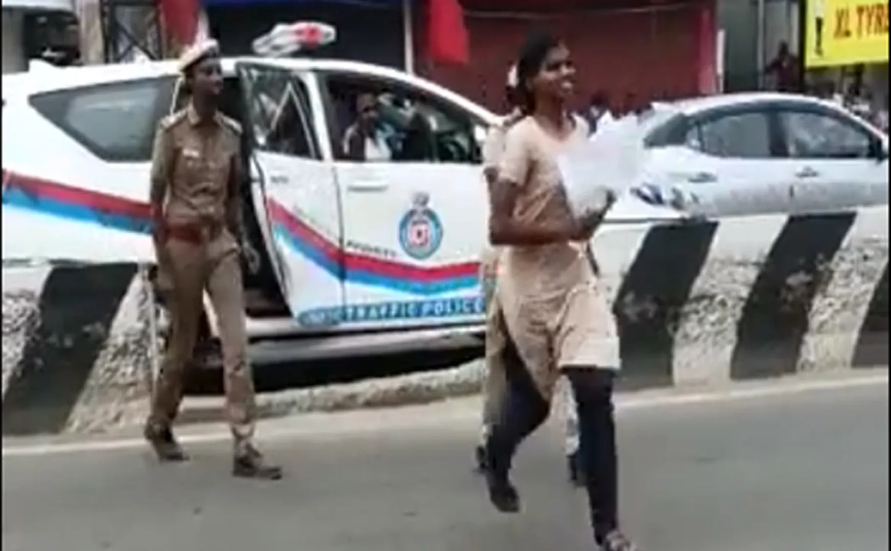 traffic police helped the student who was in trouble   reach the NEET examination center